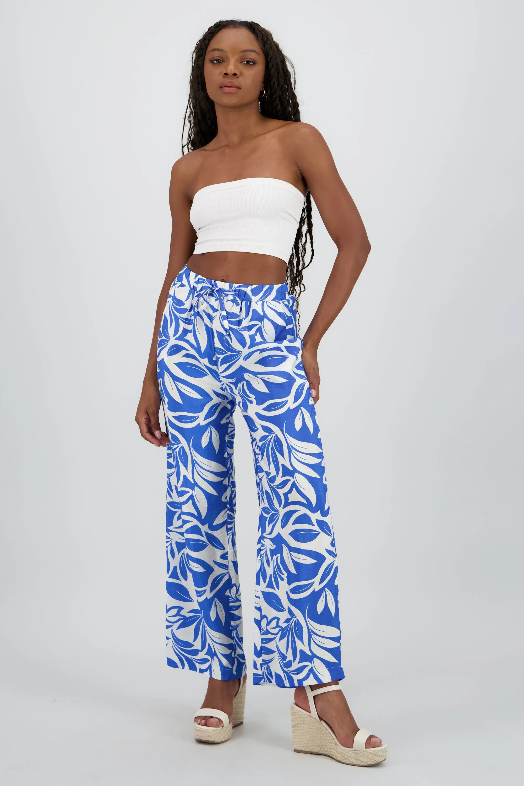 Pantalon amplio estampado flores sold by Shasa