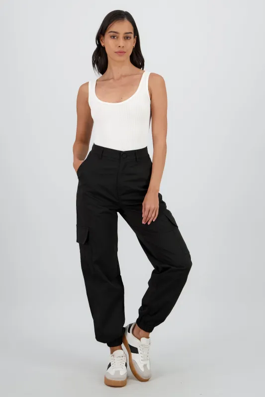 Pantalon detalle pretina boton forrado sold by Shasa