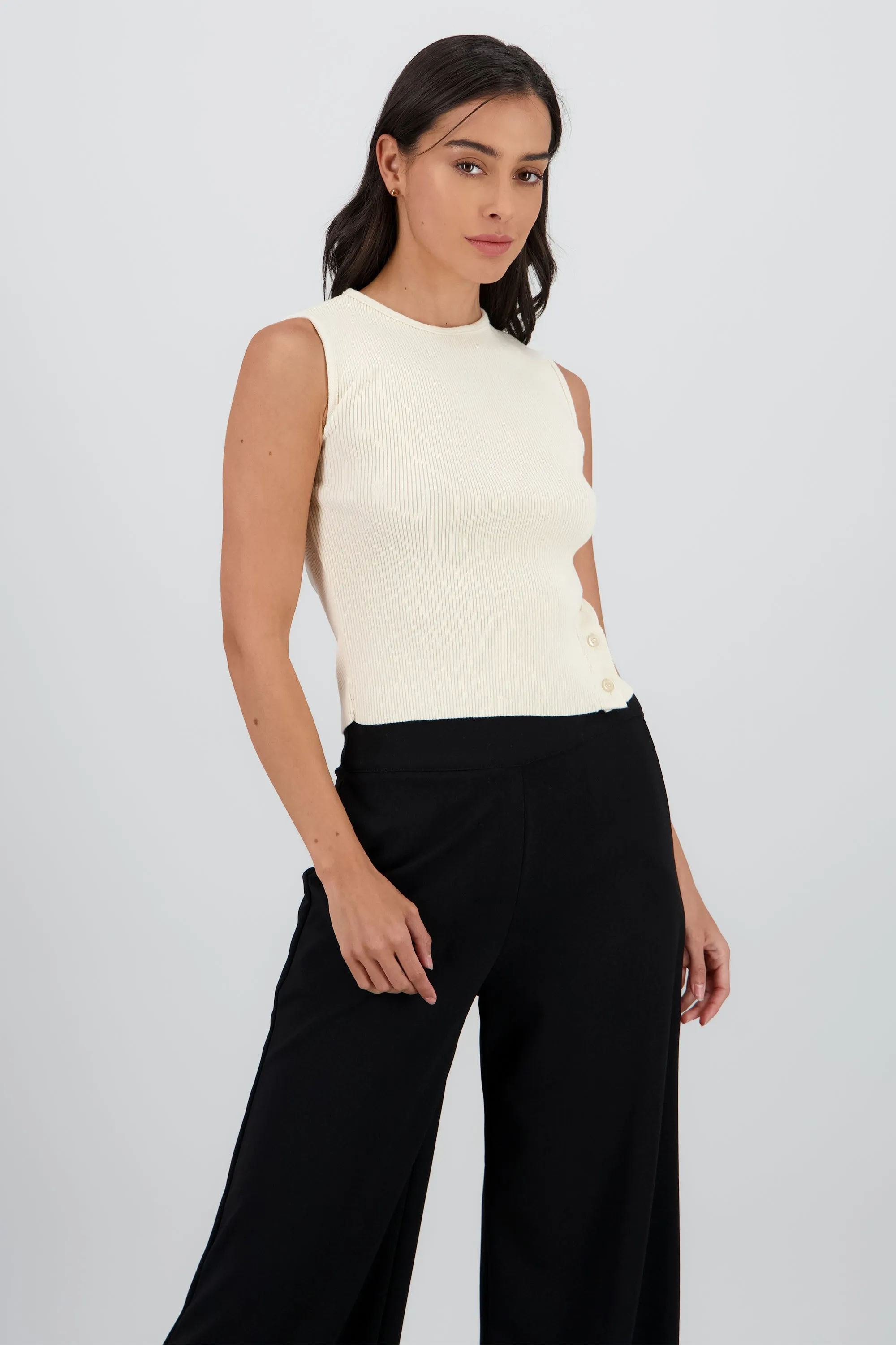 Chaleco tejido botones costado sold by Shasa