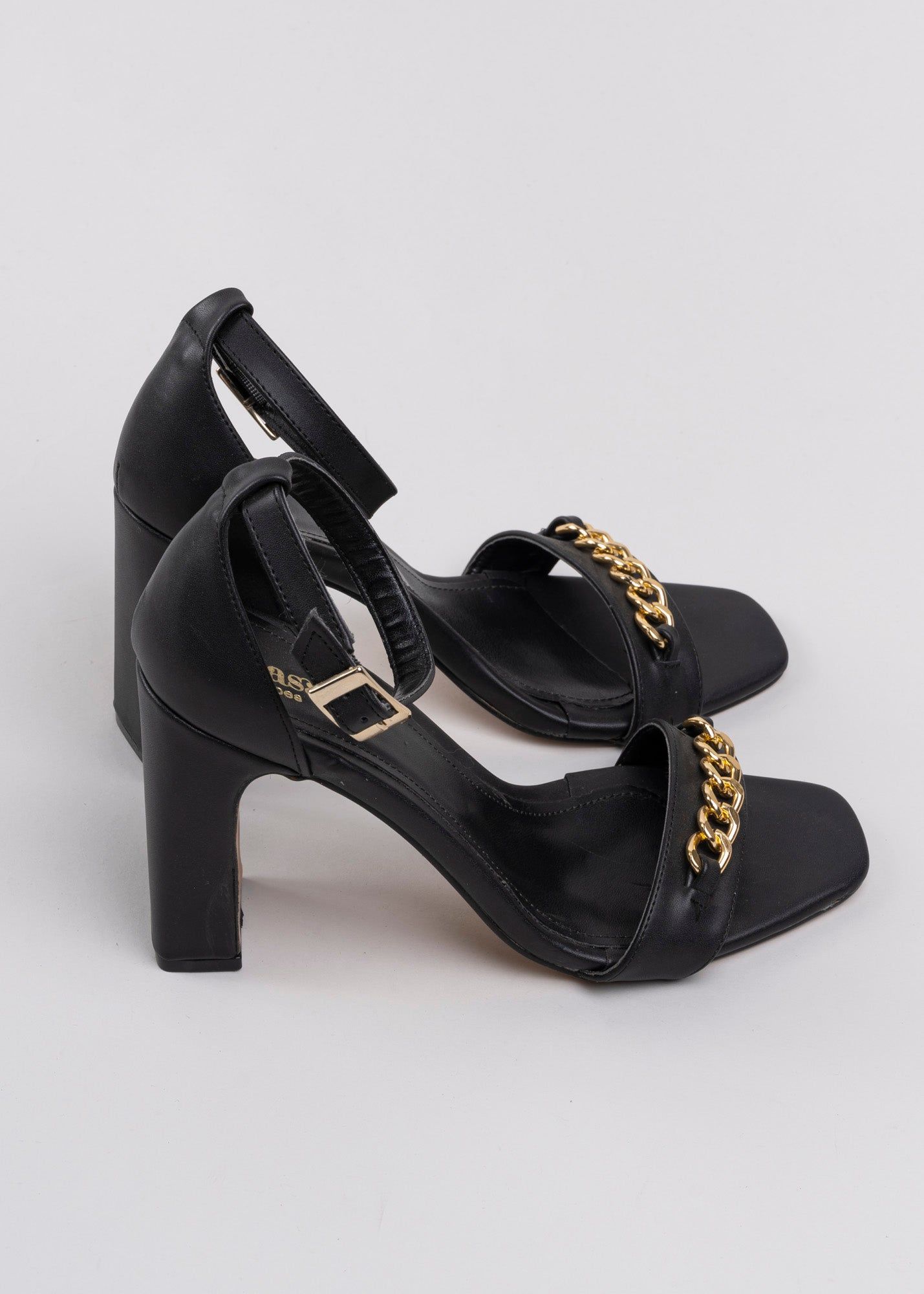 Tacón rebanado tira cadena sold by Shasa