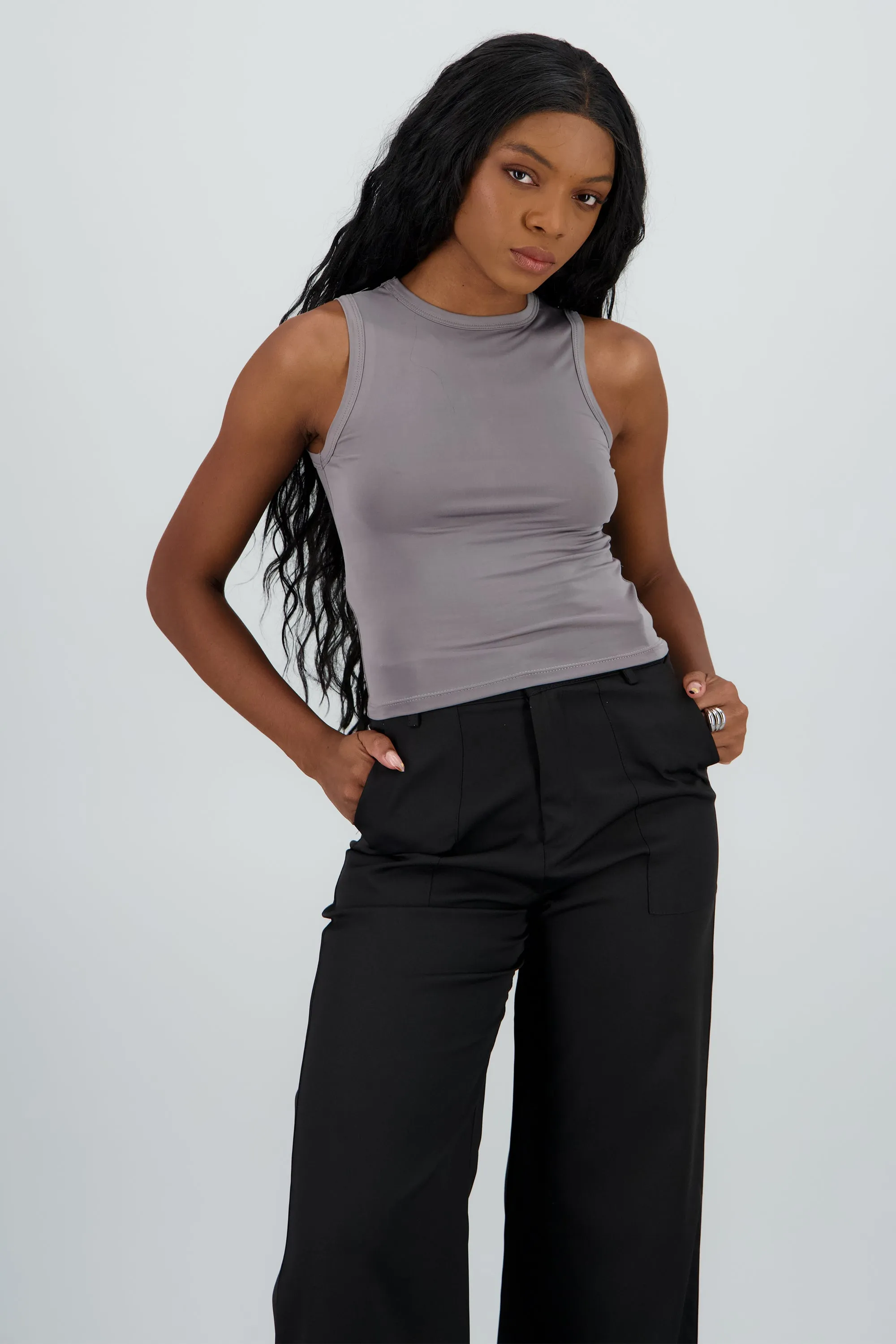 Top sin manga detalle cuello redondo liso sold by Shasa