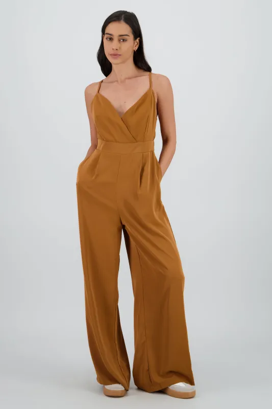 Jumpsuit escote v tirantes sold by Shasa