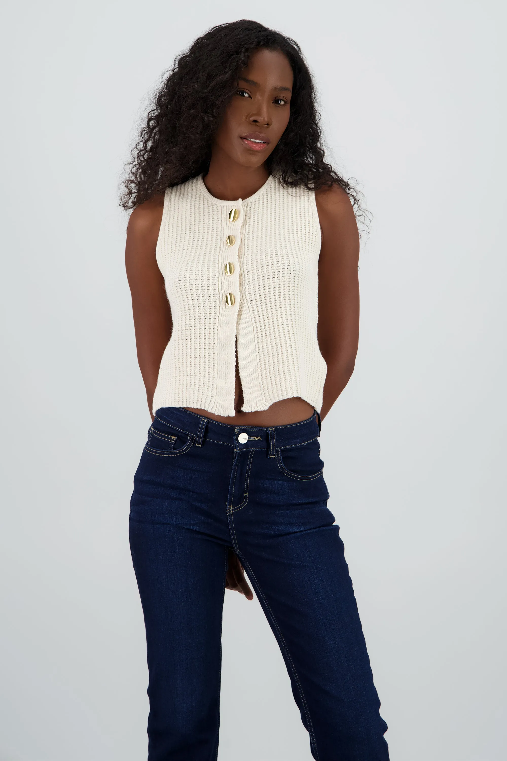 Chaleco ligero tejido botones sold by Shasa