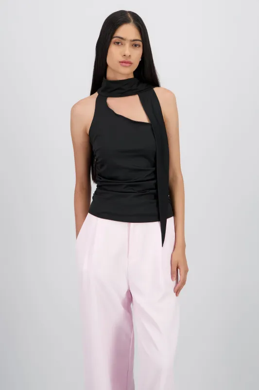 Top asimetrico con detalle cuello sold by Shasa