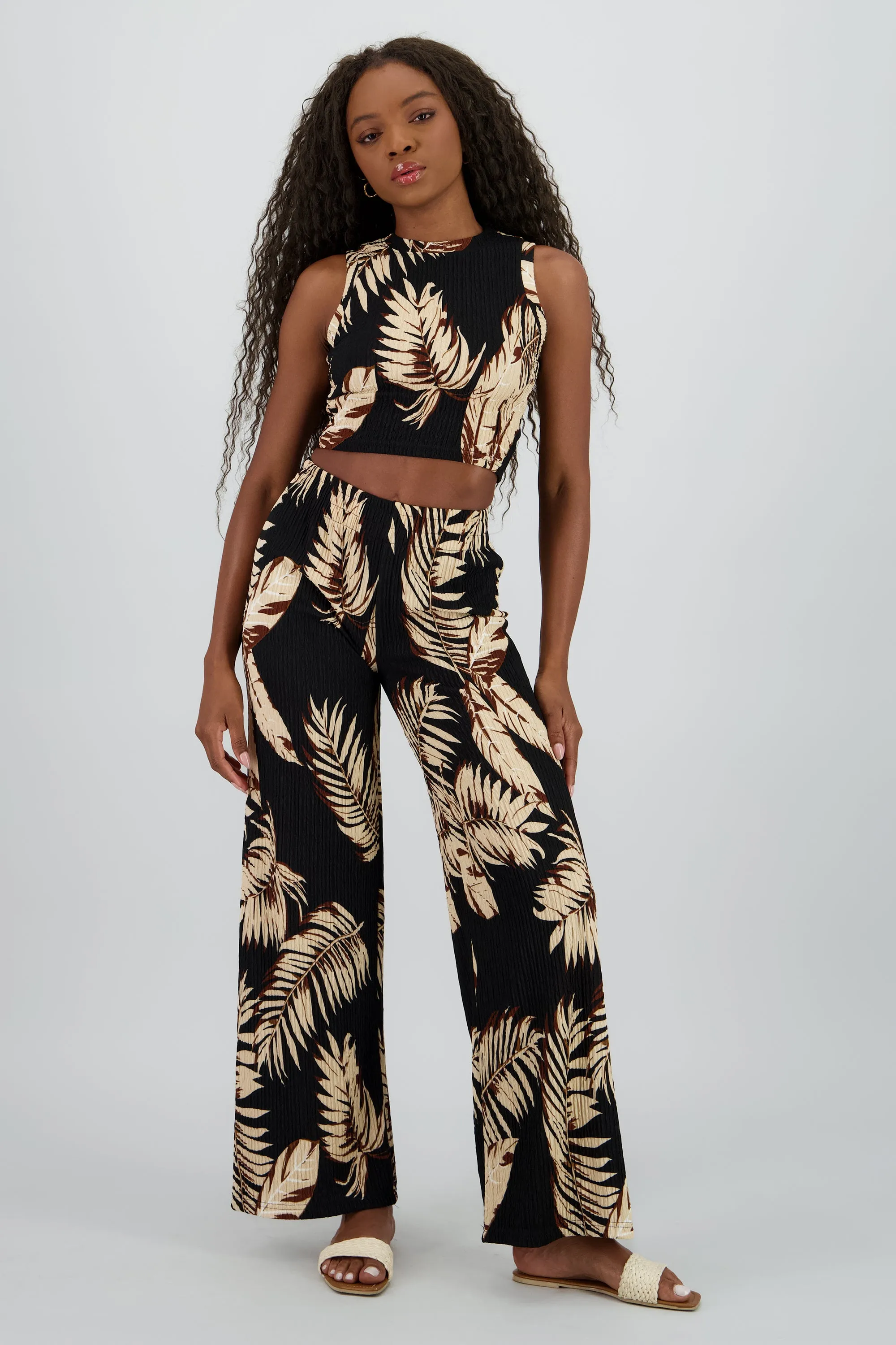 Pantalon con estampado tropical sold by Shasa