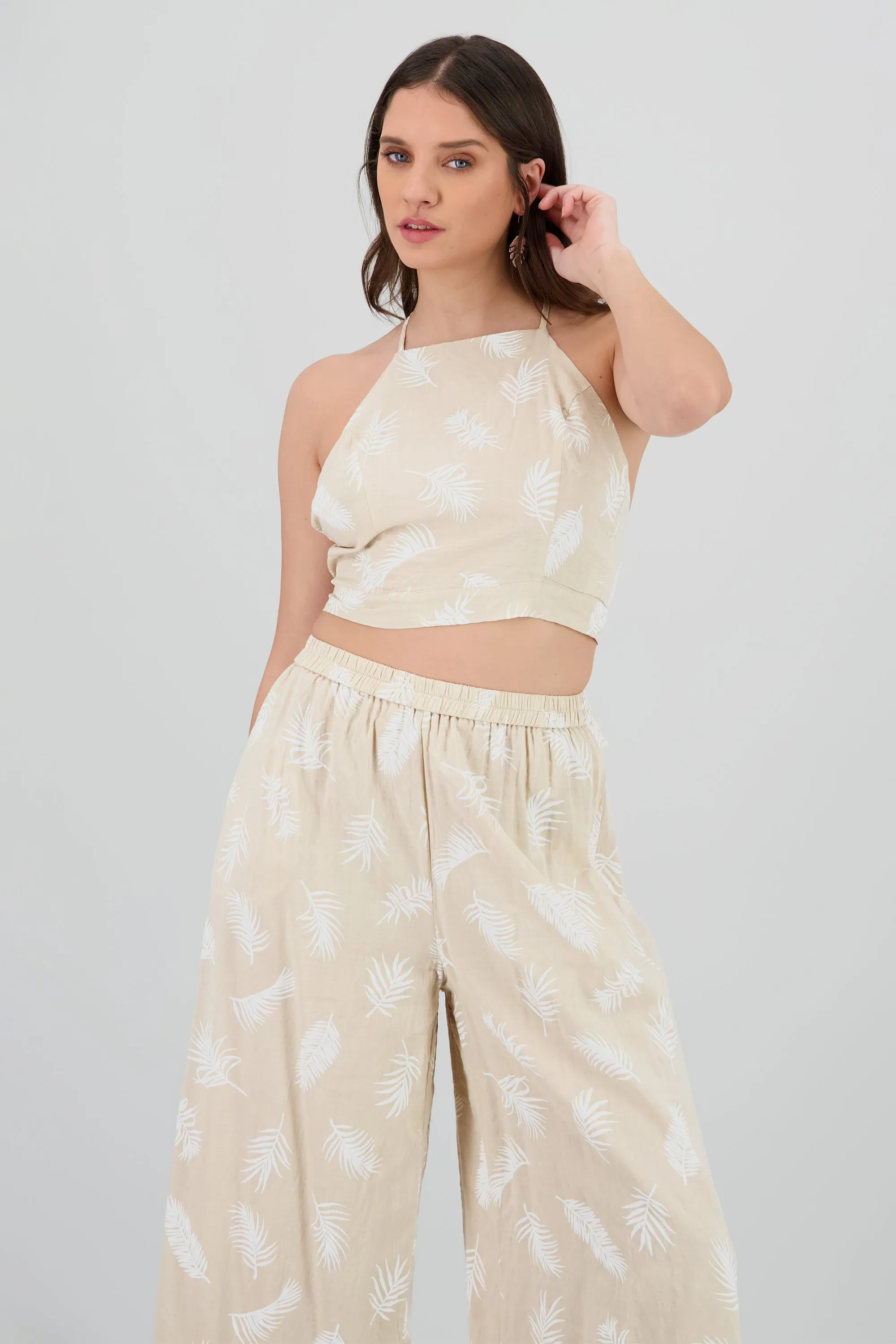 Top halter estampado tropical sold by Shasa