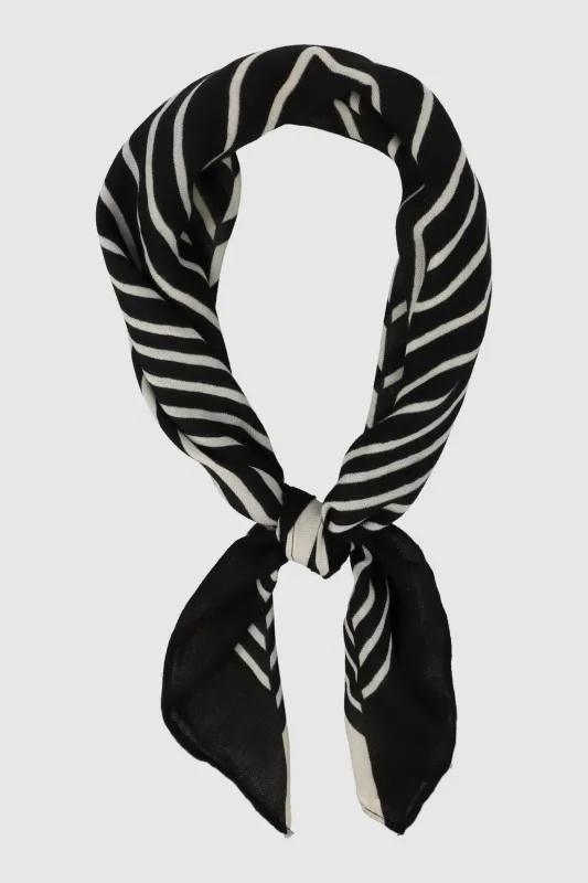 Pañuelo lineas asimetricas sold by Shasa