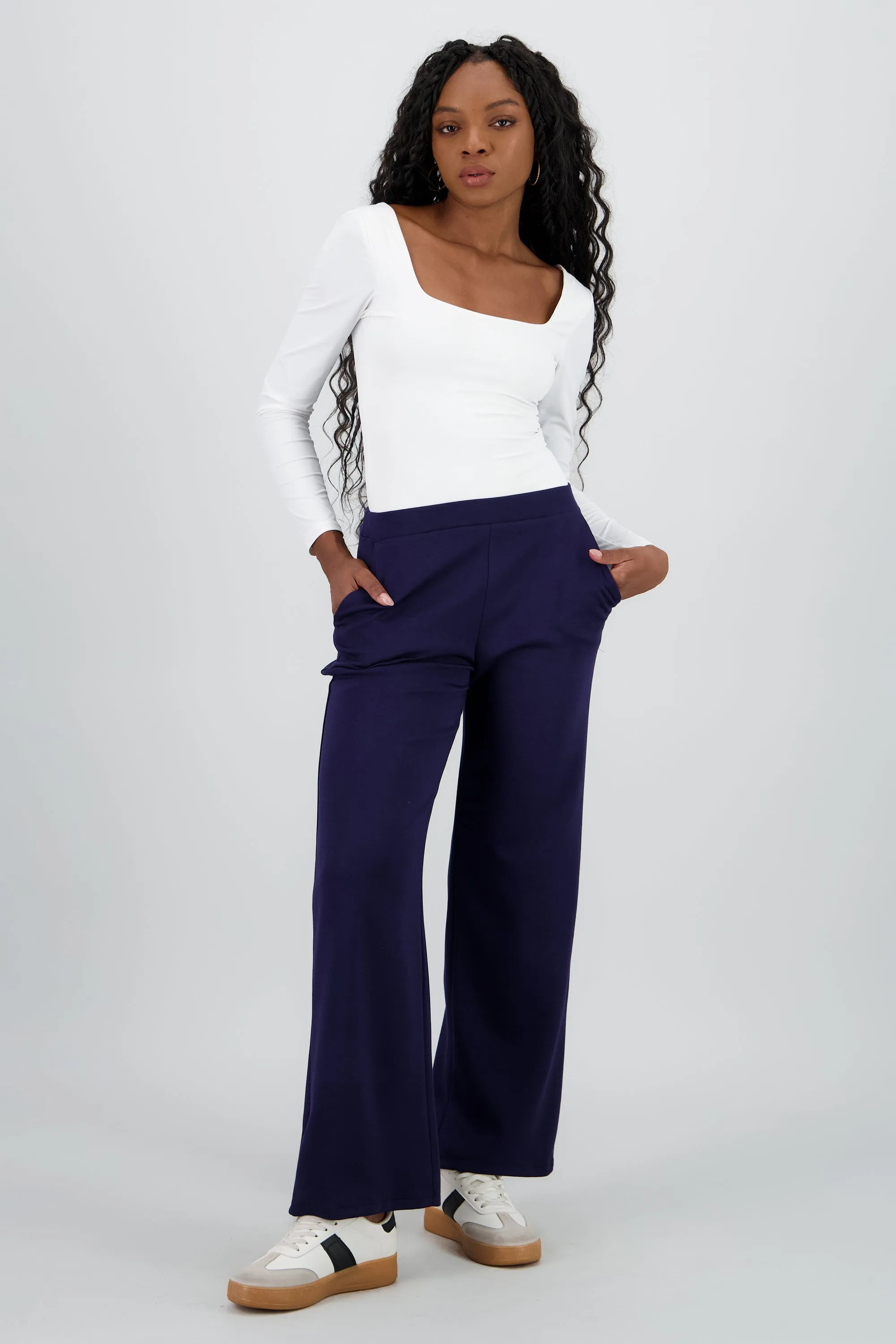 Pantalon amplio liso detalle bolsas sold by Shasa