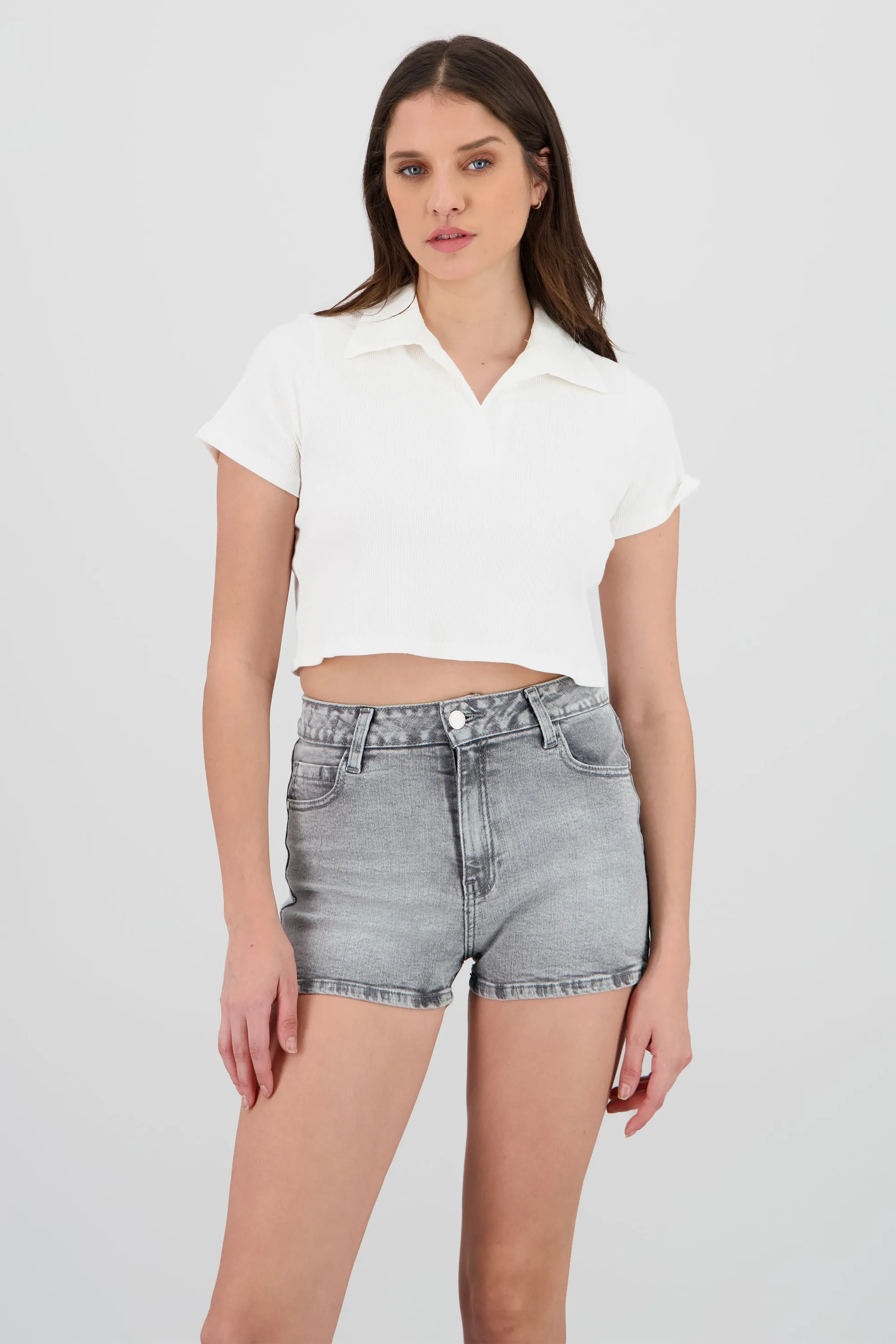 Top boxy rib con cuello polo sold by Shasa