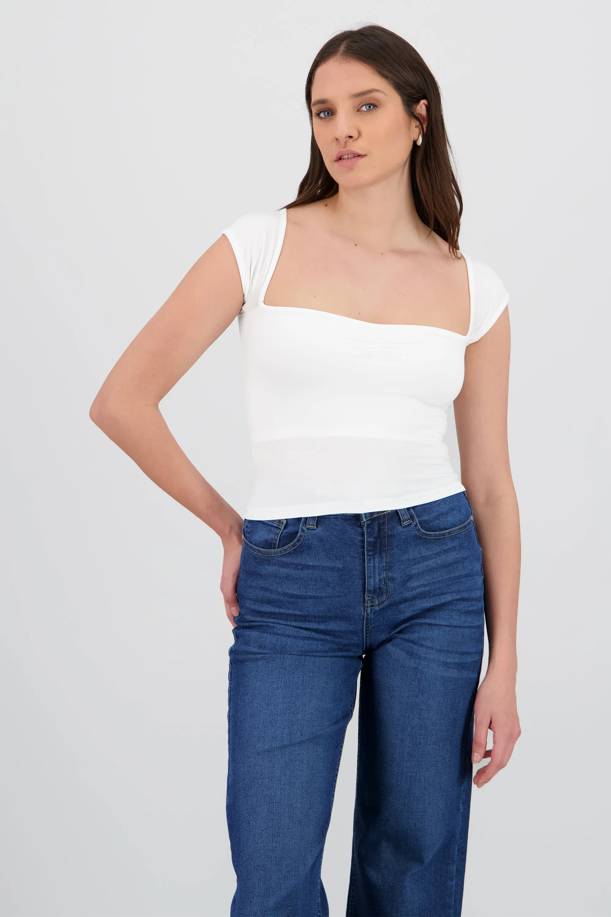 Top escote corazon manga corta sold by Shasa