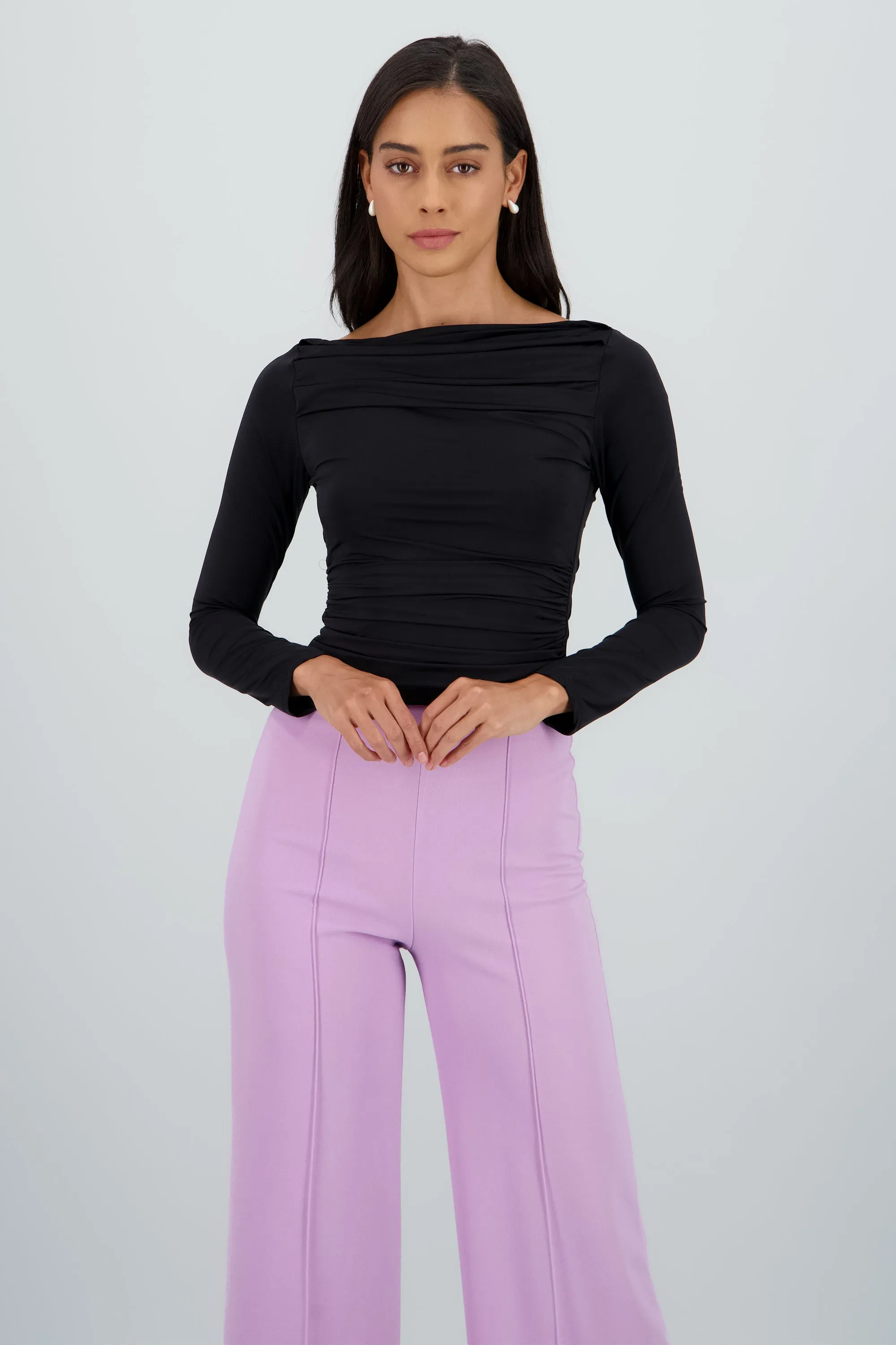 Top manga larga detalle pinzas licra tacto suave sold by Shasa