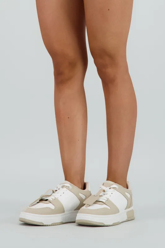TENIS RETRO BICOLOR ETIQUETA sold by Shasa