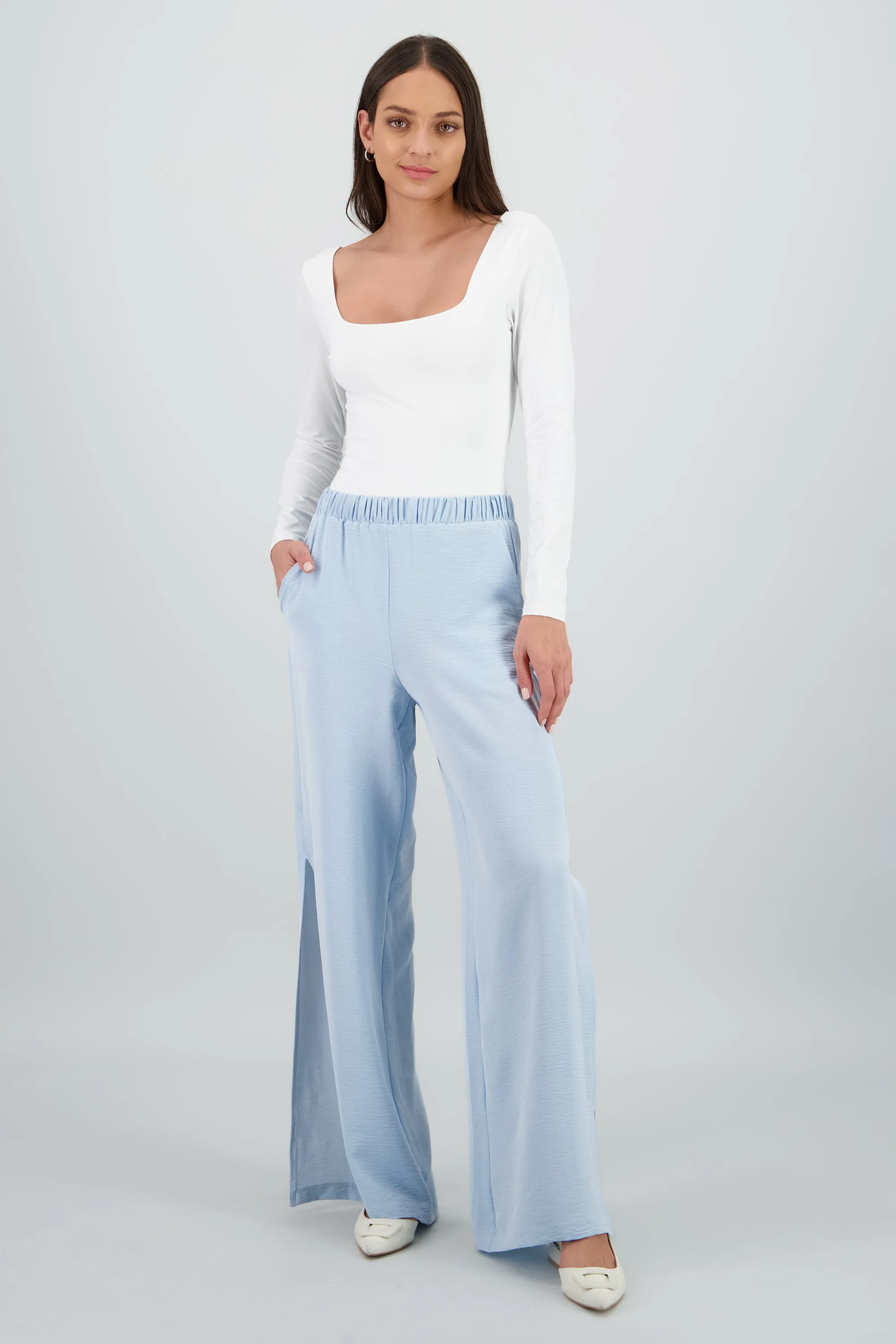 Pantalon fluido resorte detalle textura sold by Shasa