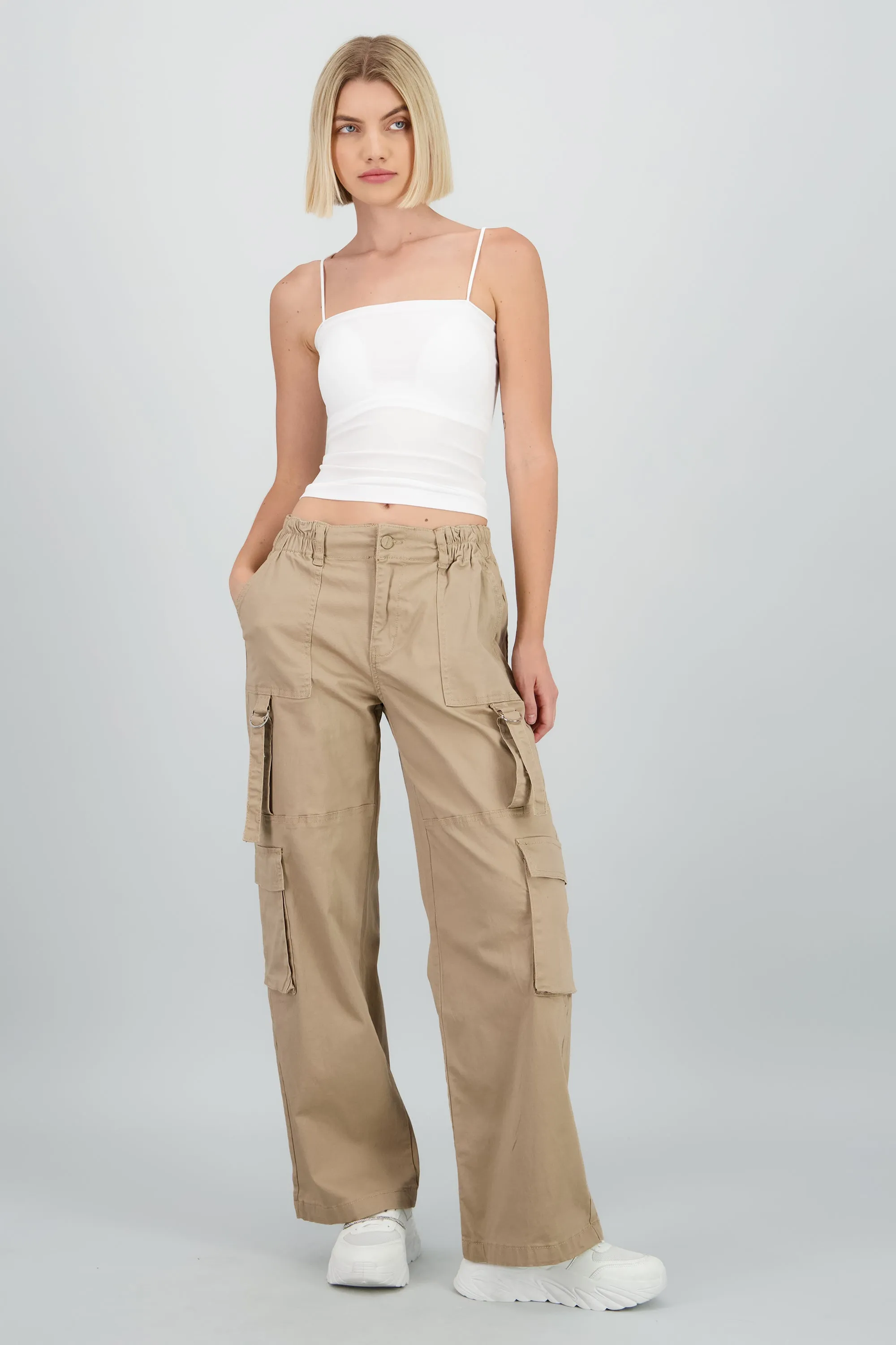 Pantalón cargo 3 bolsas tiras sold by Shasa