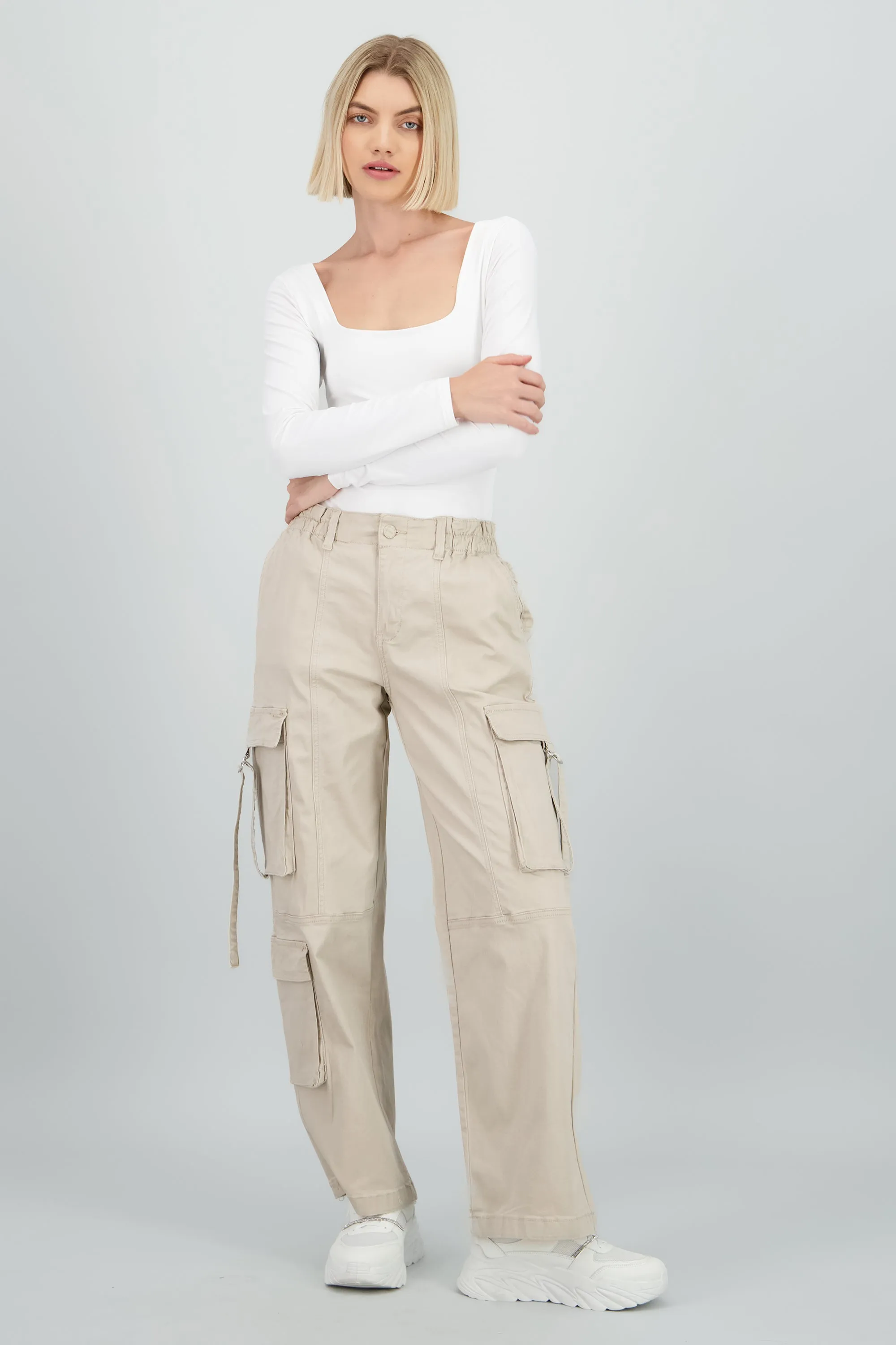 Pantalón cargo con jaretas sold by Shasa