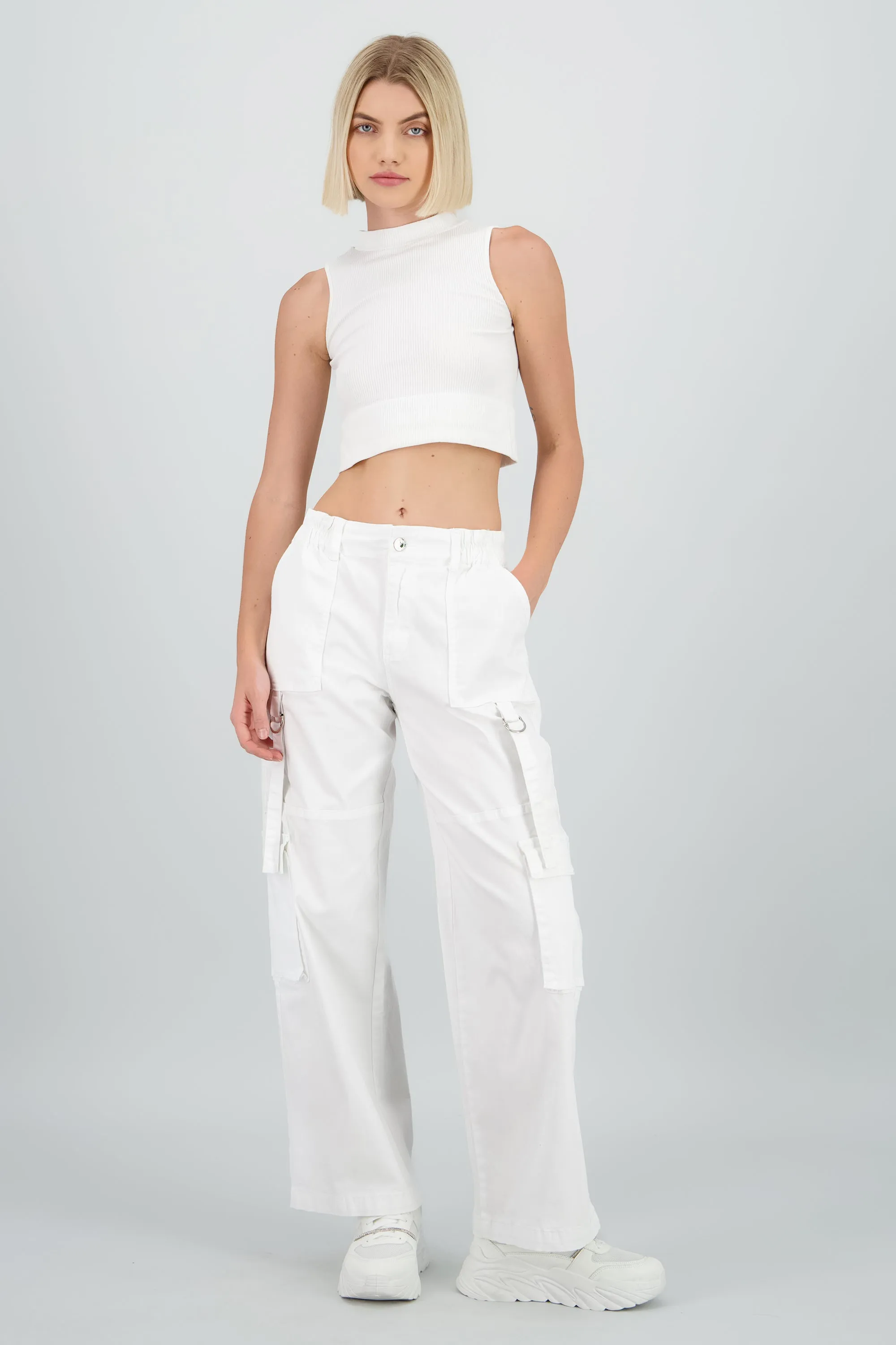 Pantalón cargo 3 bolsas tiras sold by Shasa