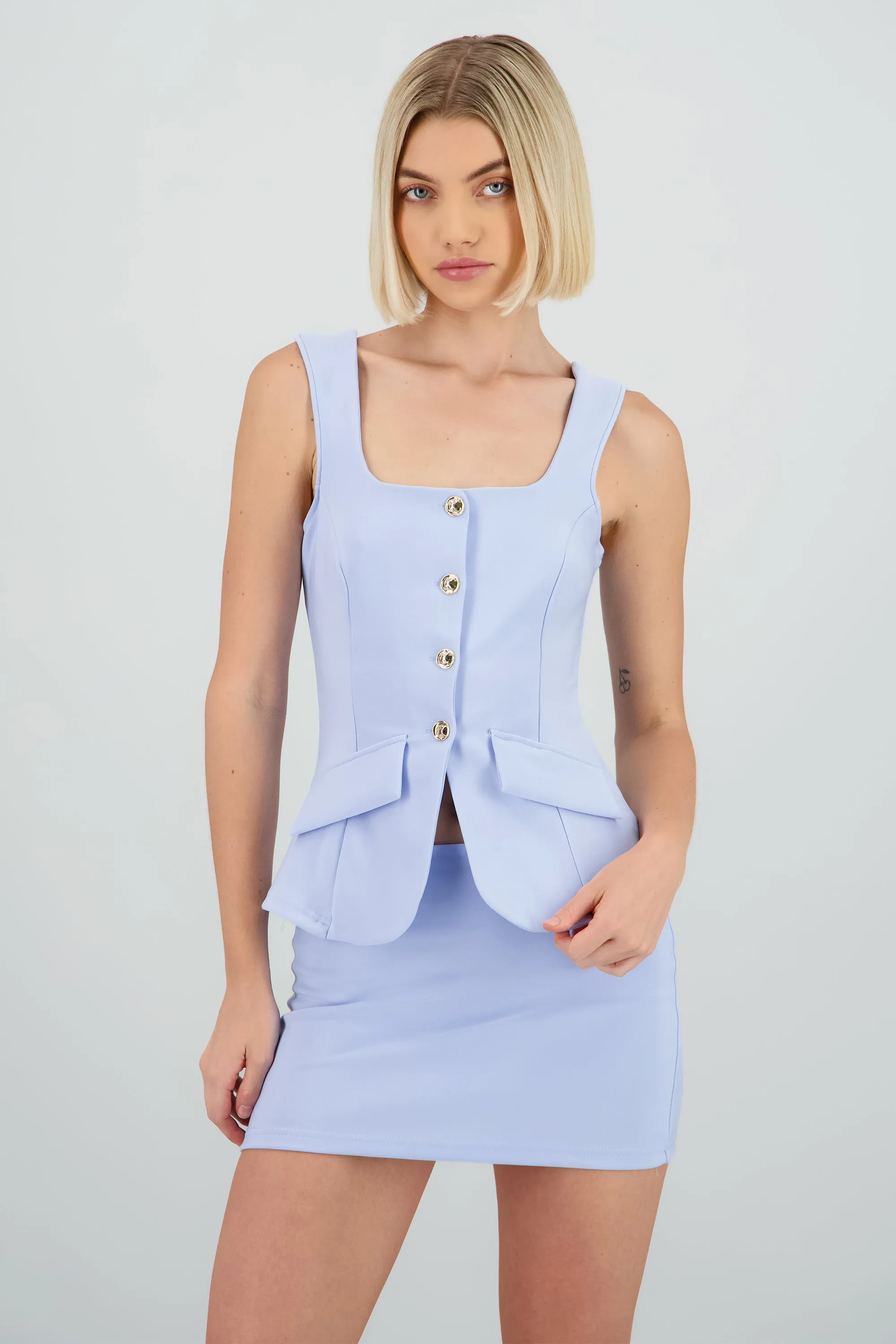 Chaleco largo sin manga con botones sold by Shasa