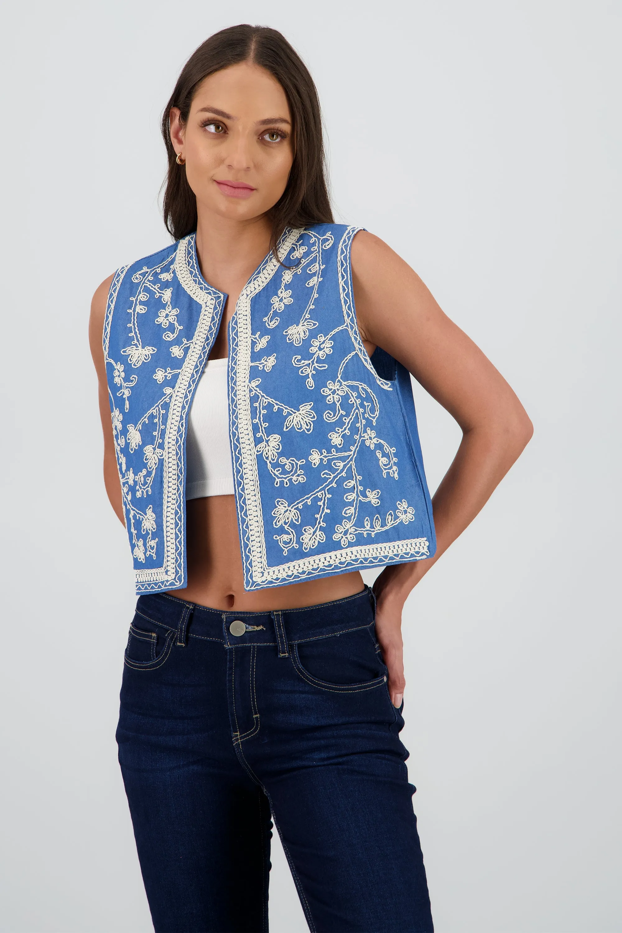 Chaleco bordado flores sold by Shasa