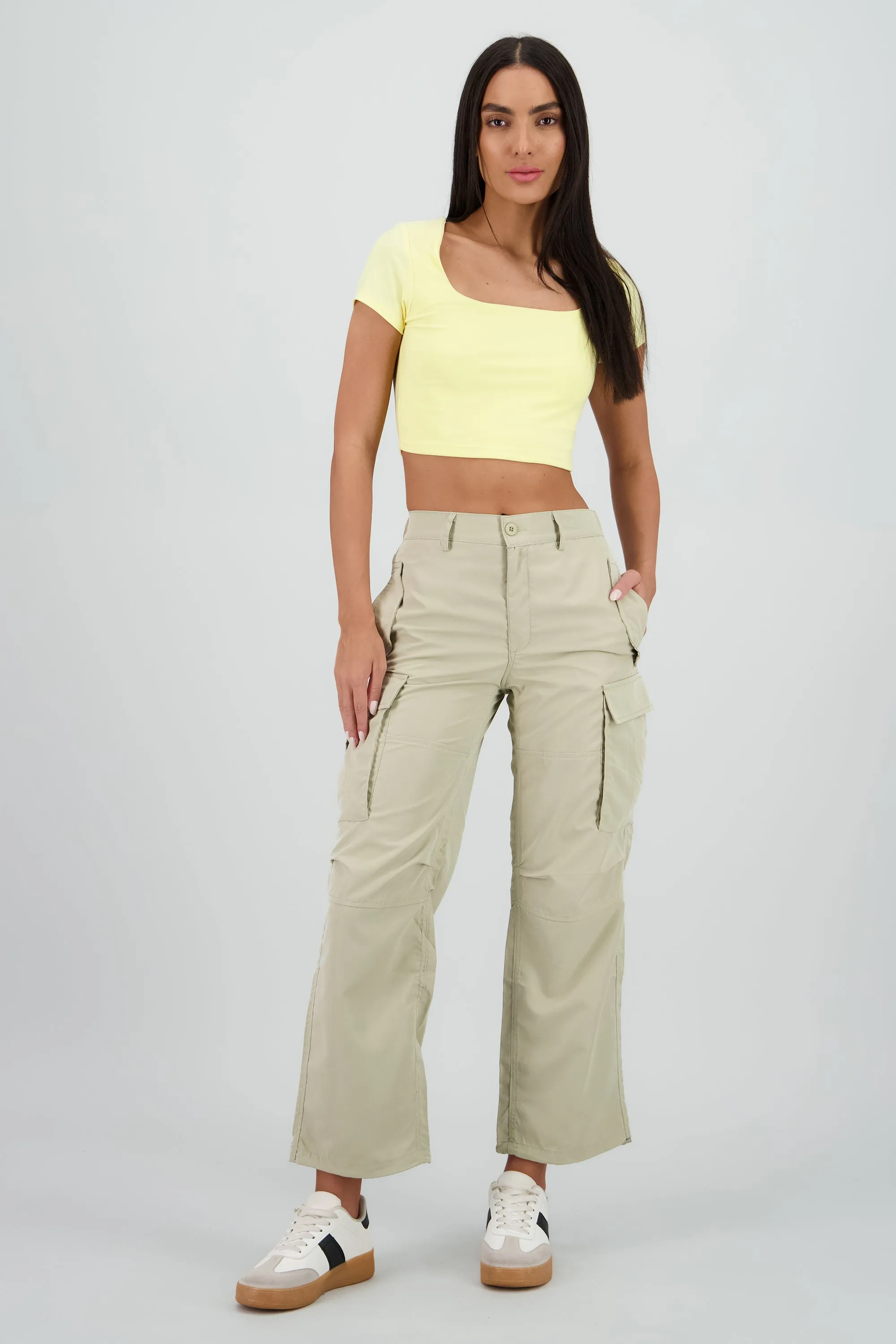 Pantalon parachute liso sold by Shasa