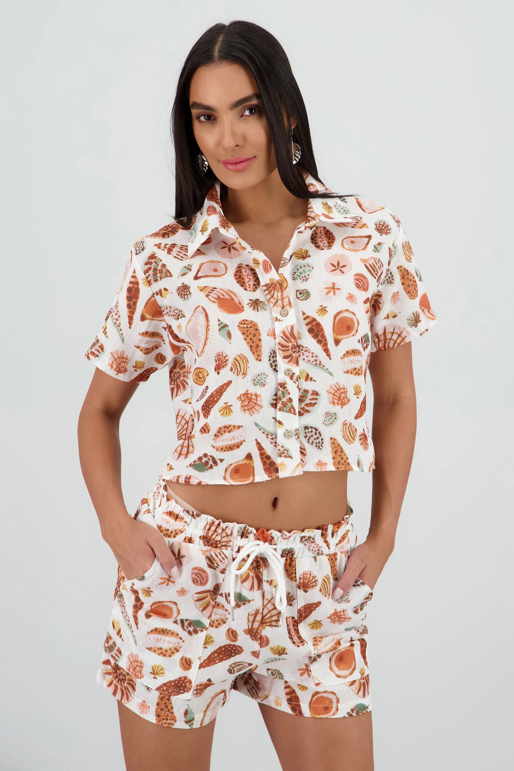 Camisa corta con estampado de conchas sold by Shasa