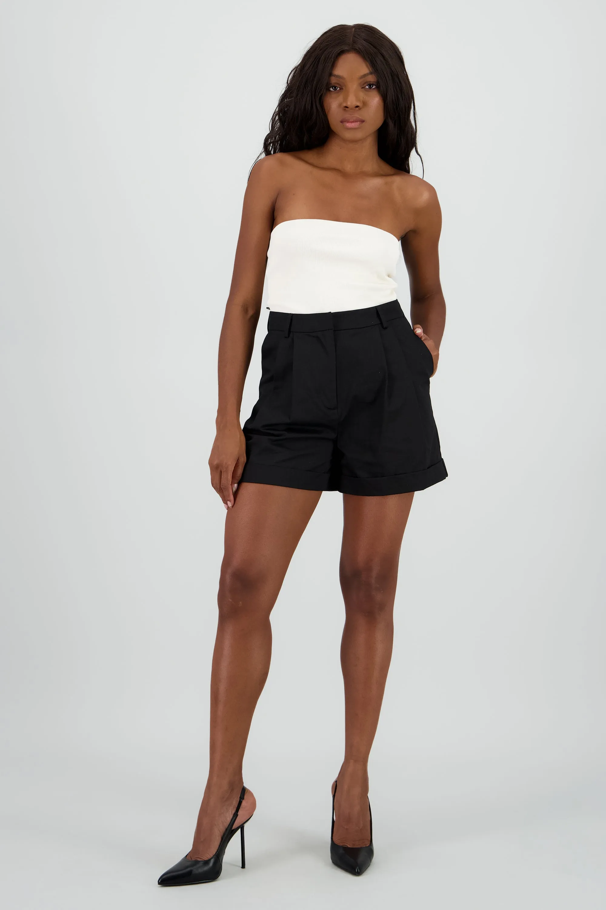 Shorts tiro alto con pinzas sold by Shasa