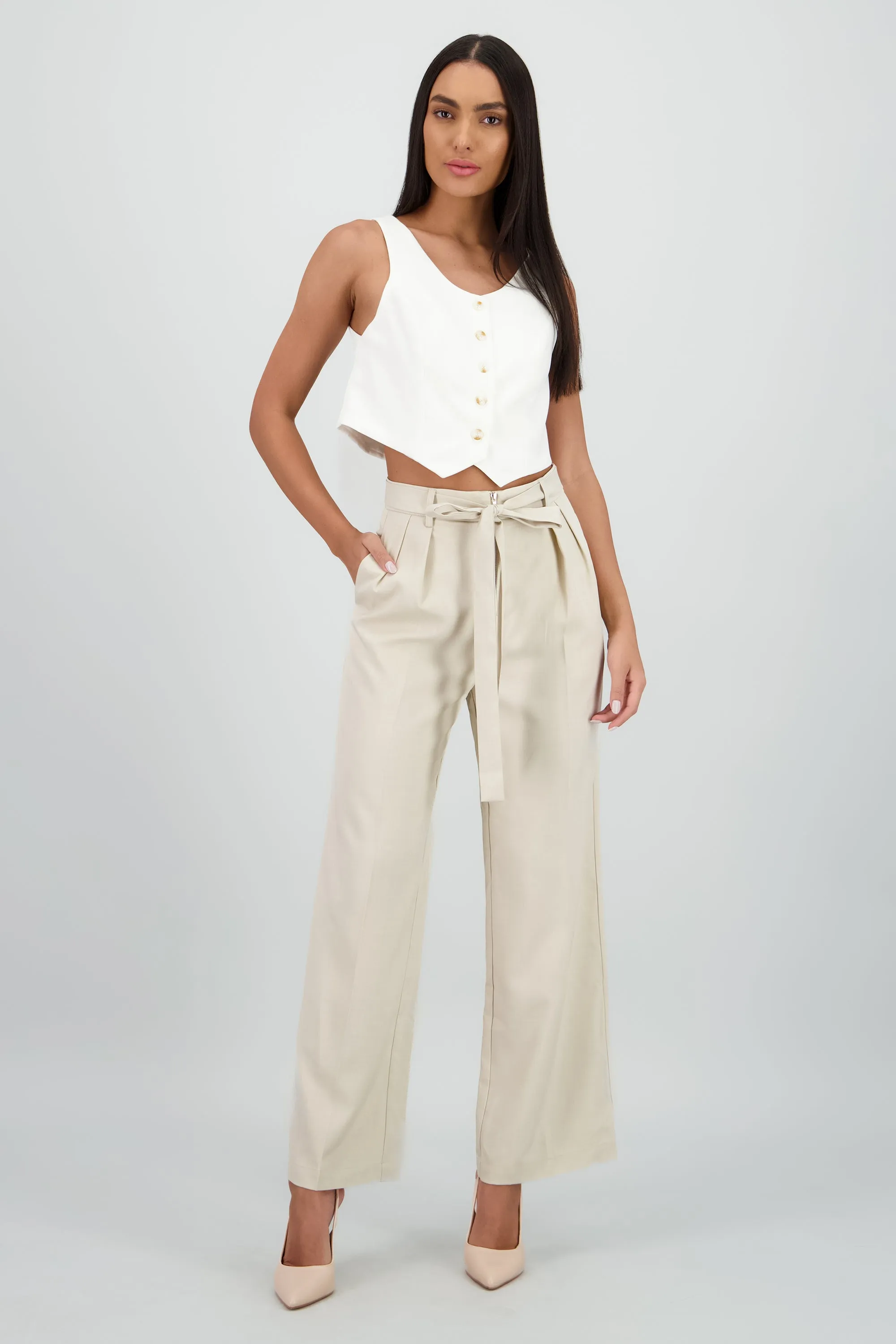 Pantalon sastre detalle cinturon de tiras sold by Shasa