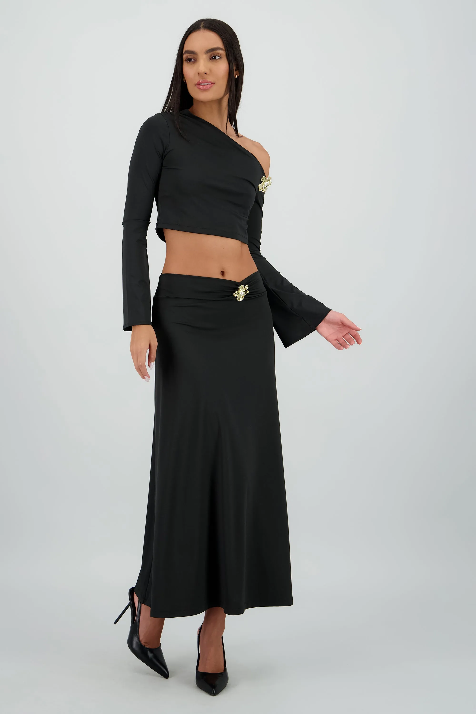 Falda maxi detalle flor sold by Shasa