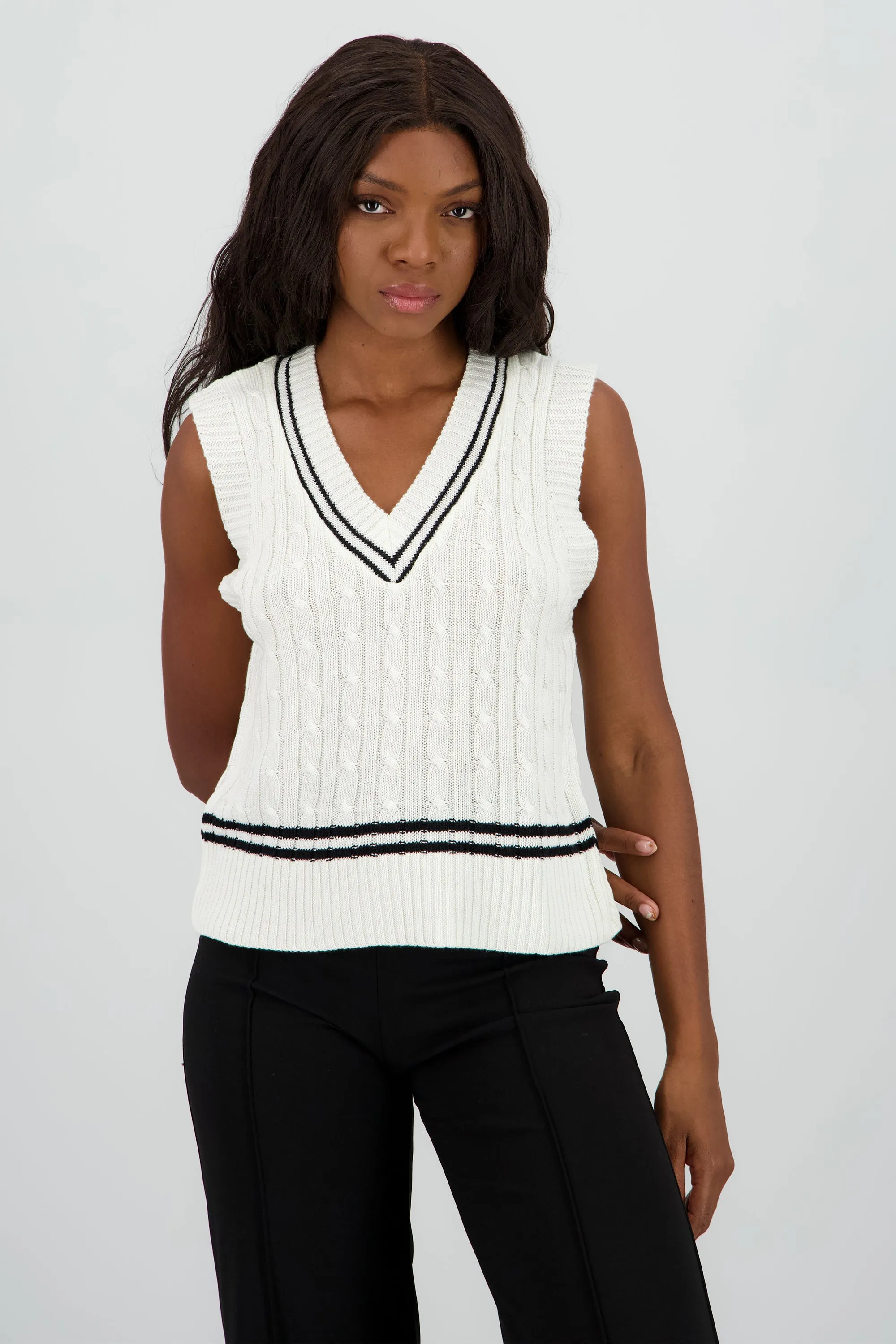 Chaleco cuello v contraste sold by Shasa