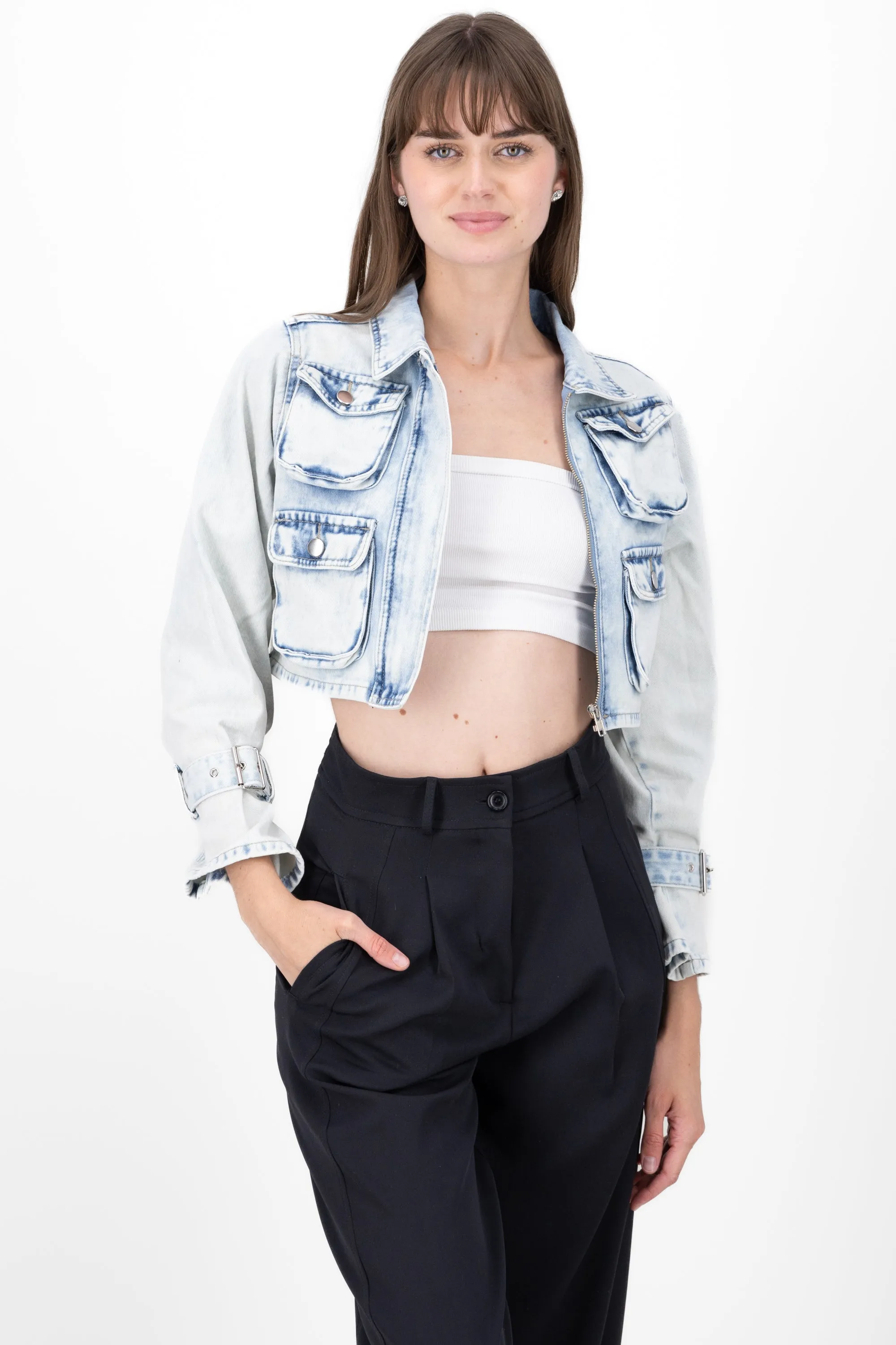 Chamarra denim con bolsas cargo sold by Shasa