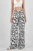 Pantalon fluido estampado geometrico sold by Shasa