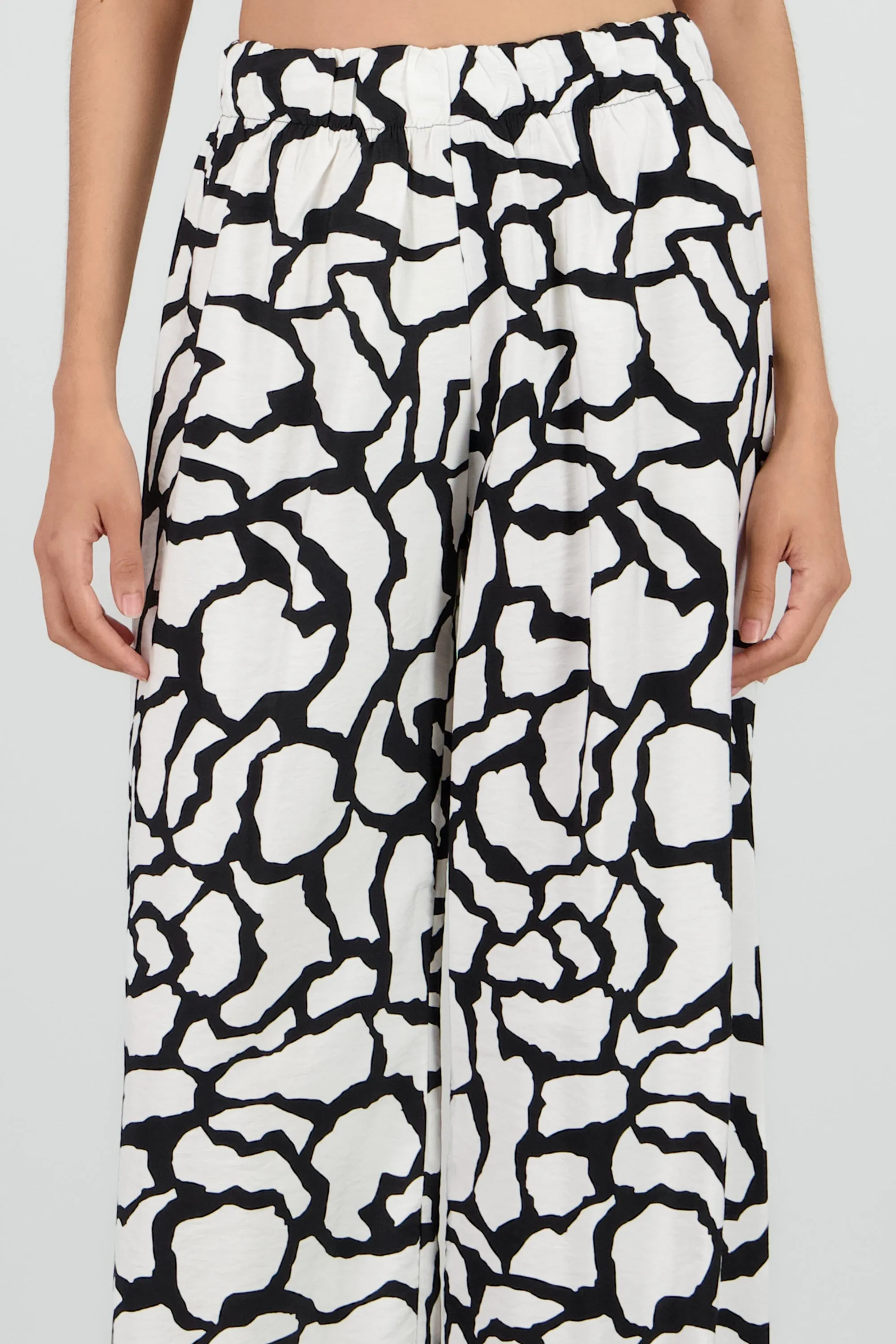 Pantalon fluido estampado geometrico sold by Shasa product image thumbnail 5