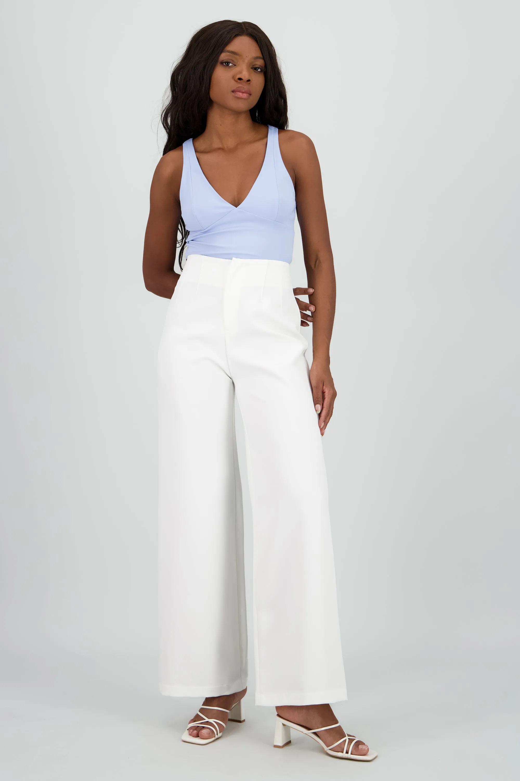 Pantalon amplio detalle pinzas sold by Shasa