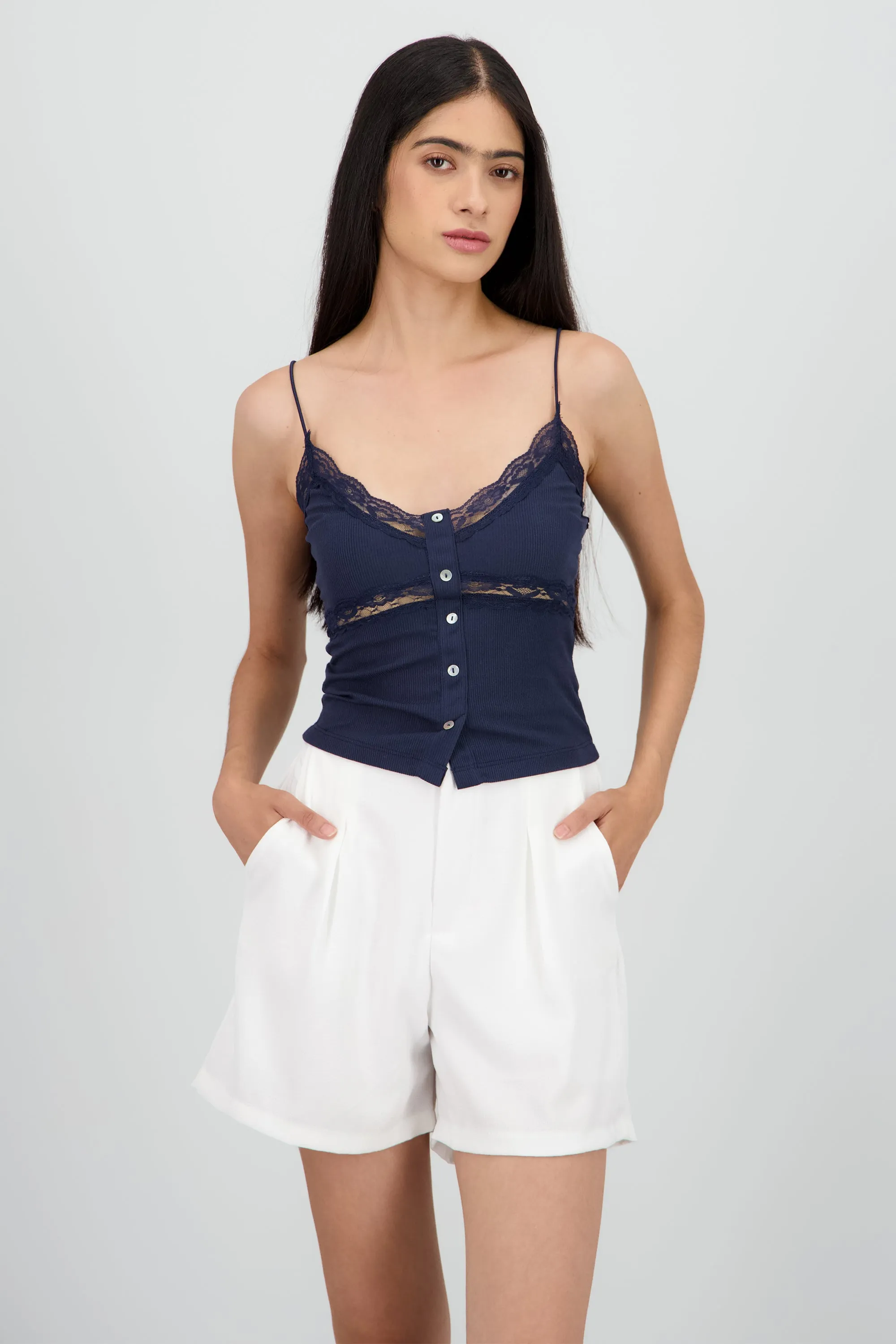 Top tirantes detalle encaje botones sold by Shasa