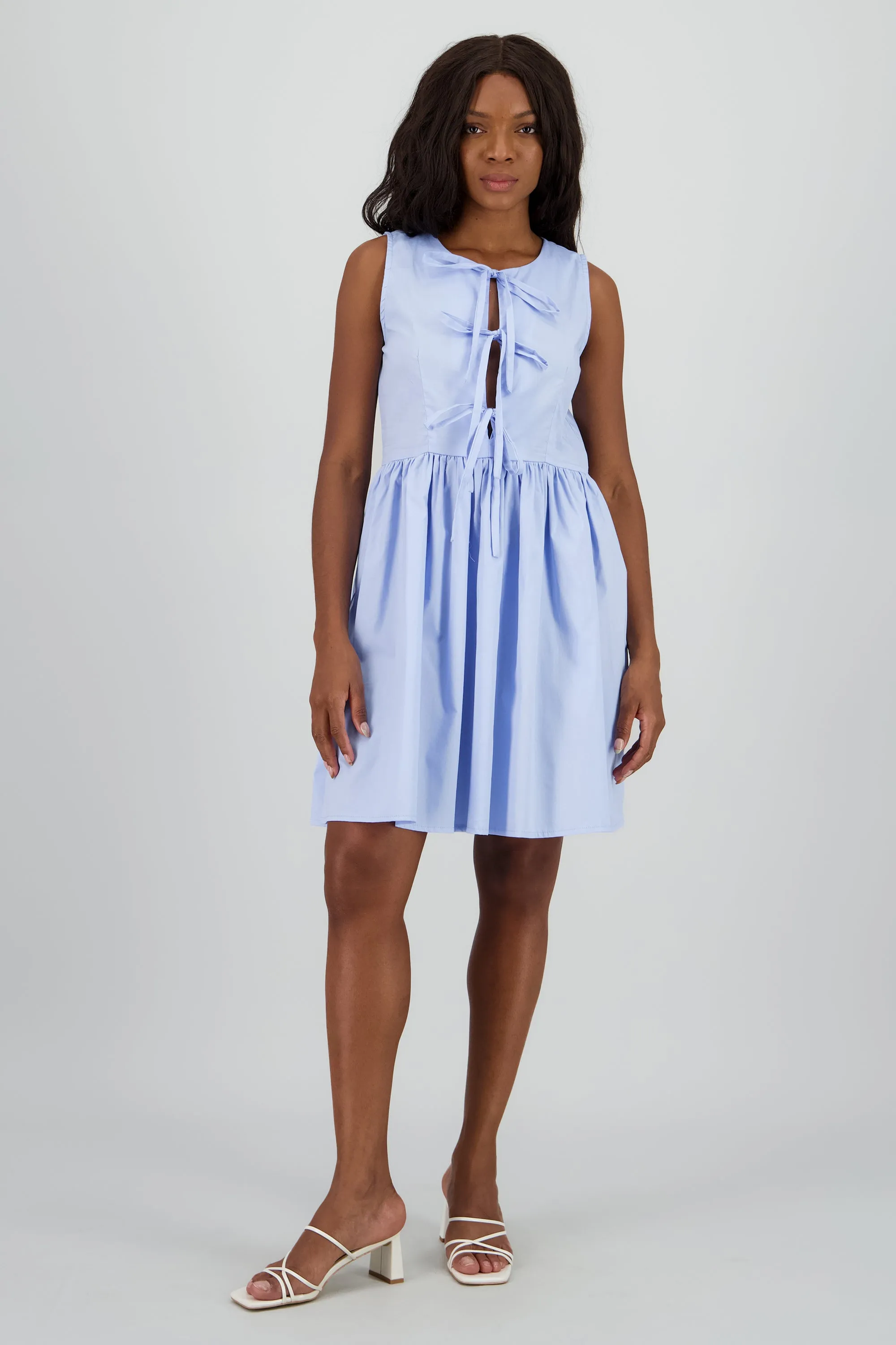 Vestido mini sin manga detalle frunces lazos sold by Shasa