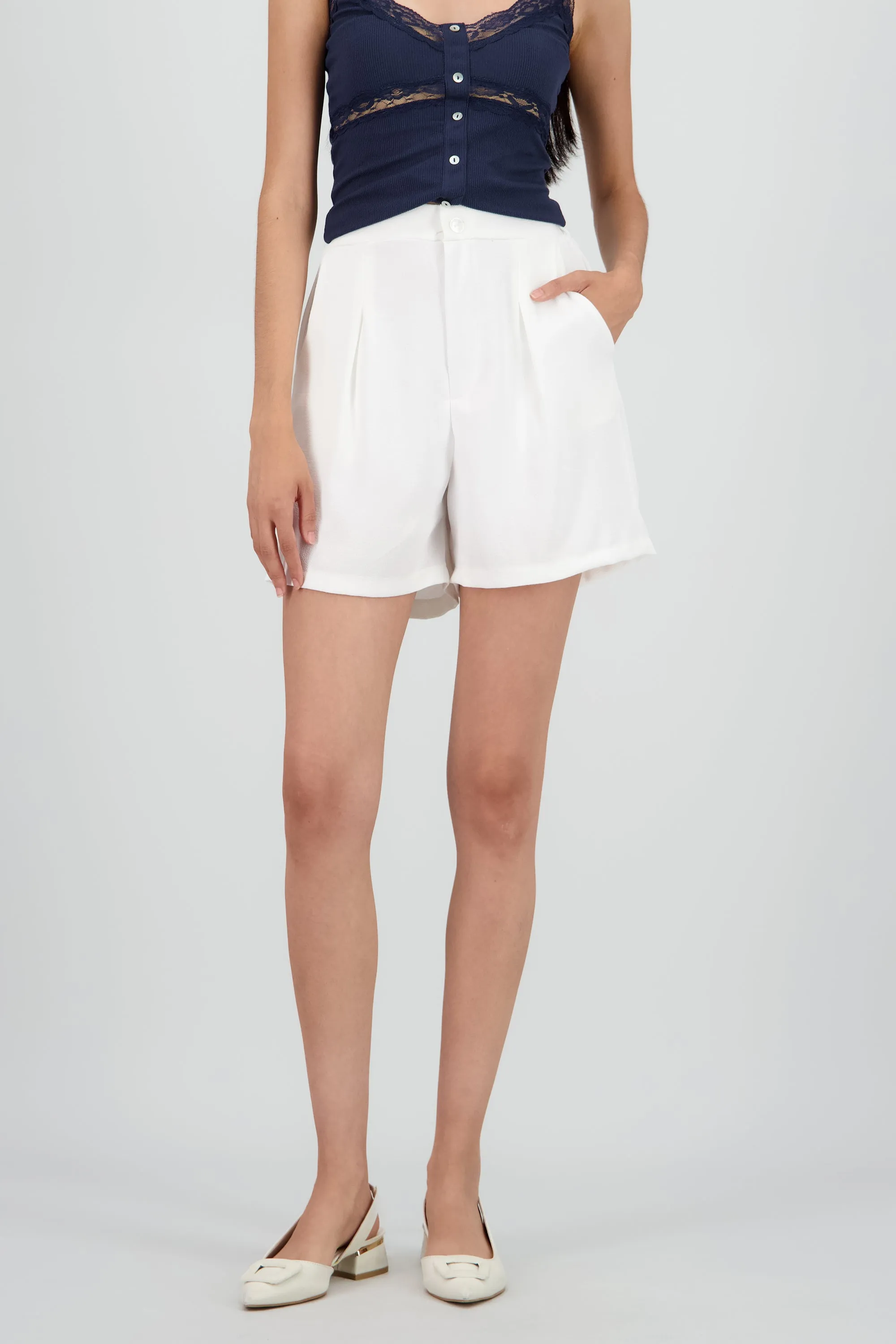 Short amplio detalle pinzas sold by Shasa product image thumbnail 2