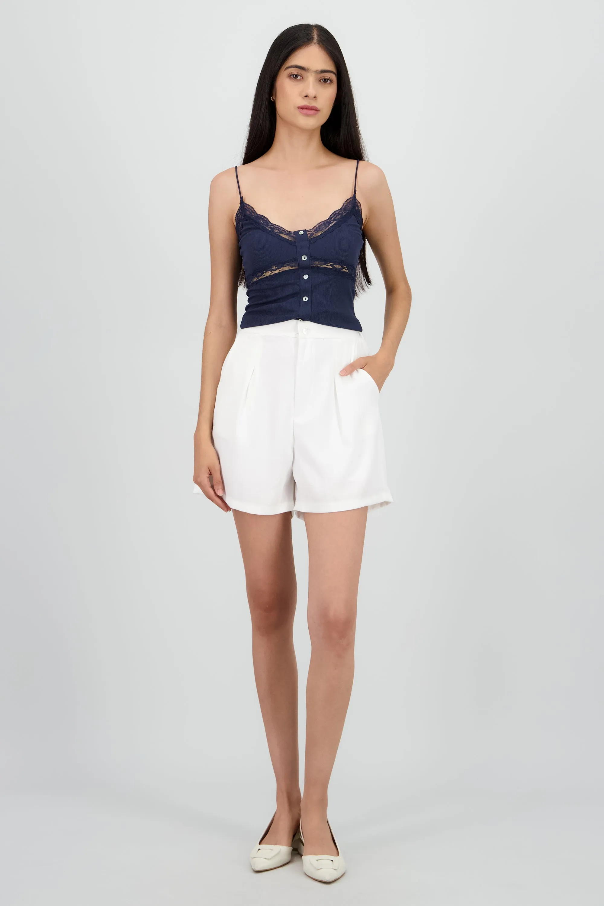 Short amplio detalle pinzas sold by Shasa