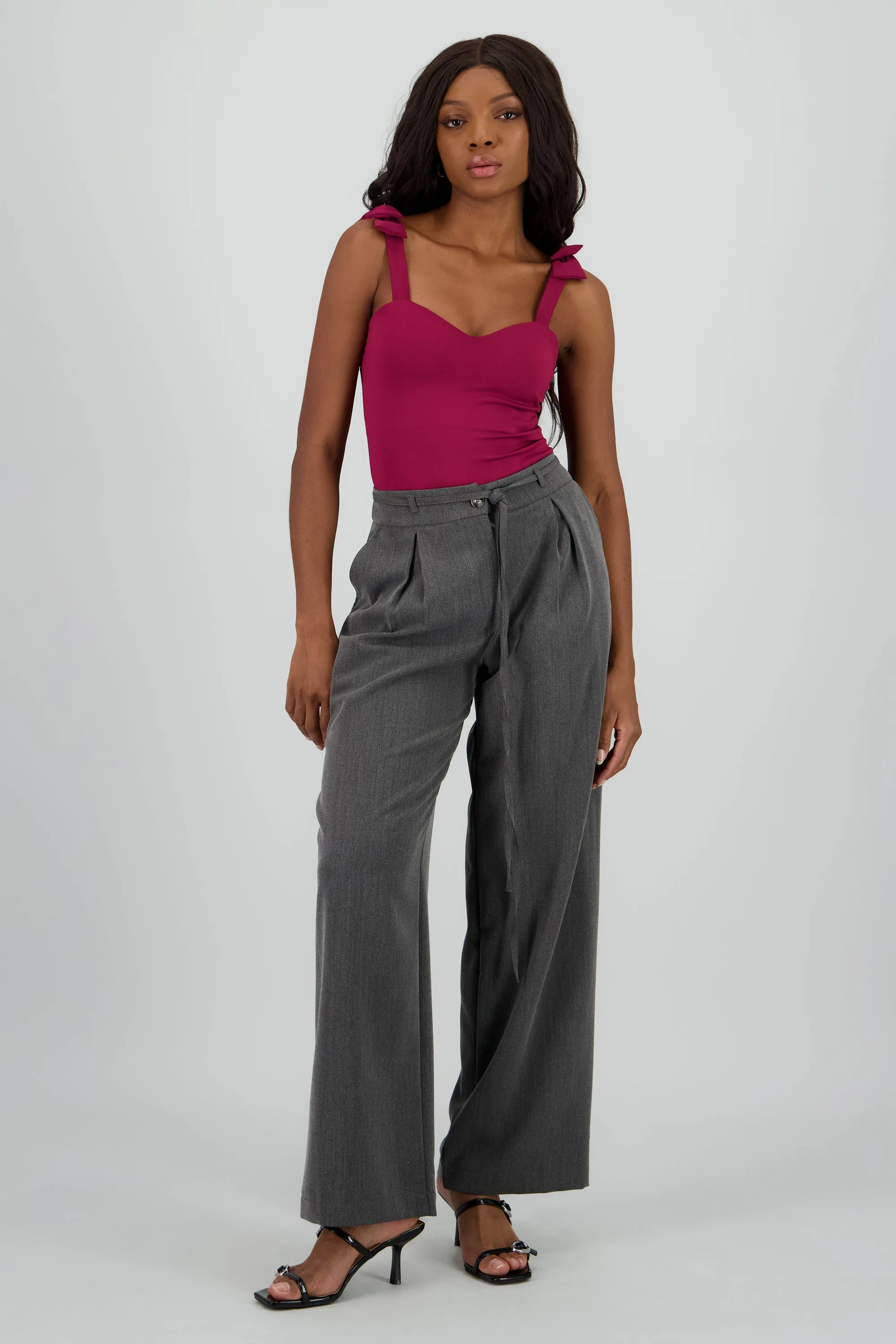 Pantalon vestir cinto fino sold by Shasa