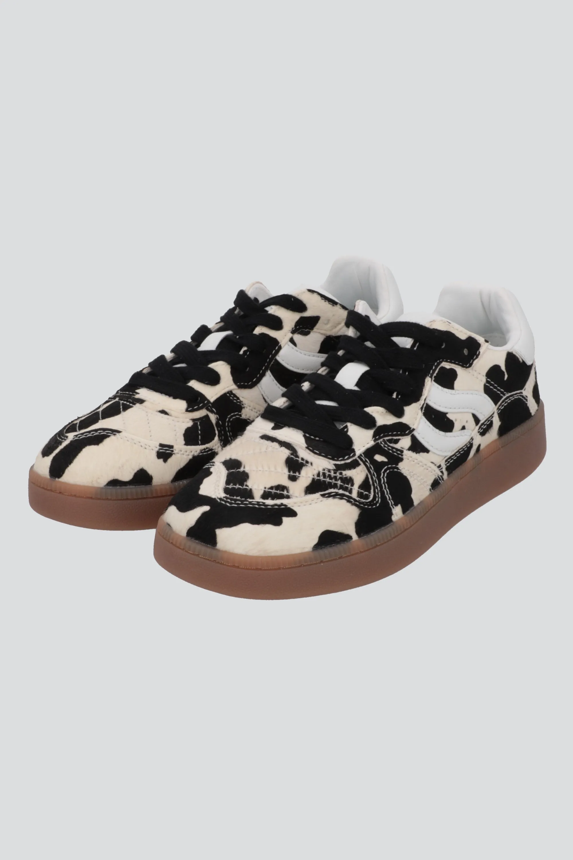 Tenis print de vaca 100% piel sold by Shasa