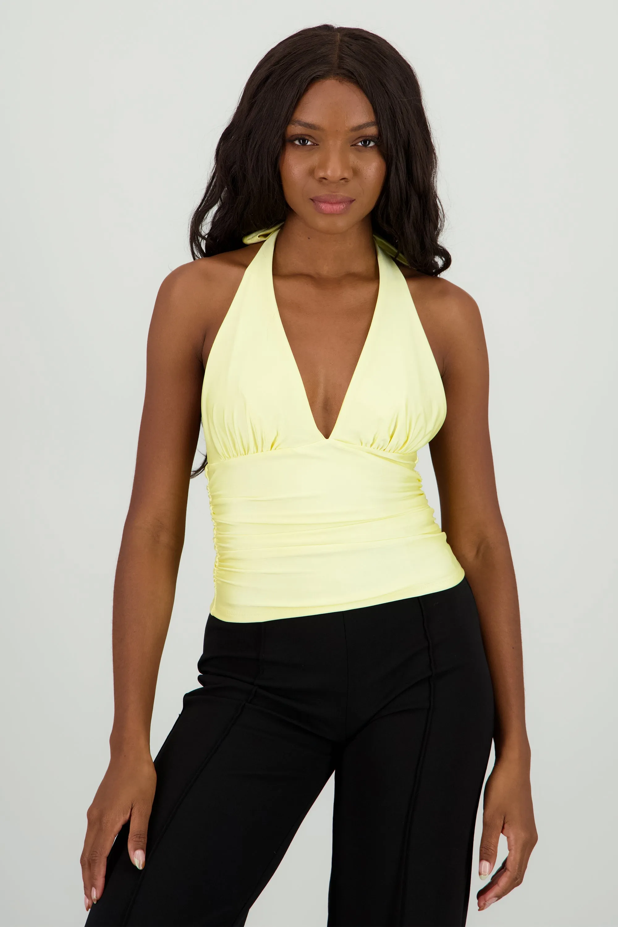 Top halter con detalle de pliegues liso sold by Shasa