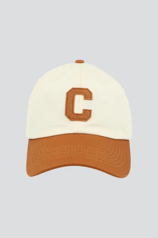 Gorra letra C contraste sold by Shasa