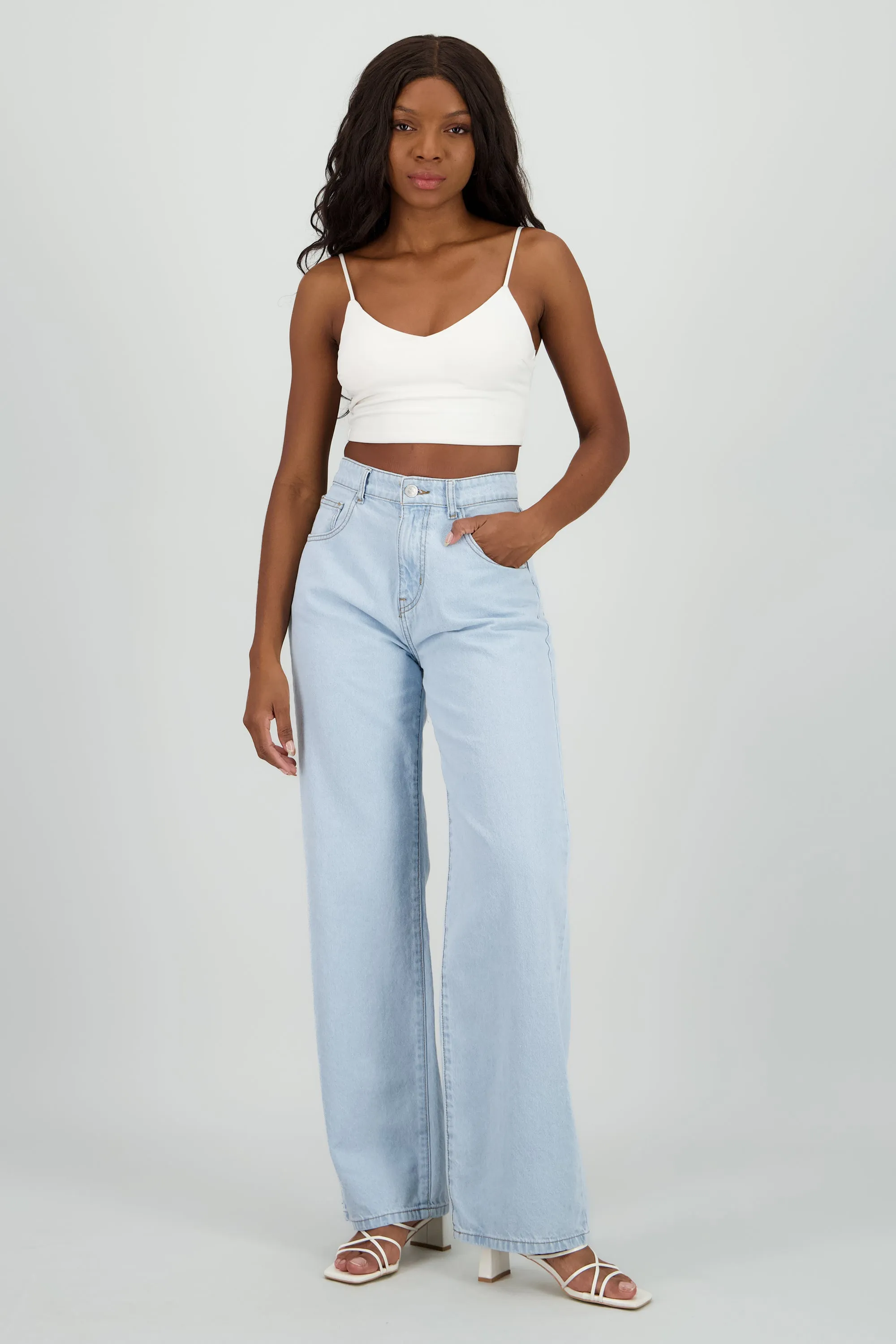 Jeans wide leg estrellas traseras sold by Shasa