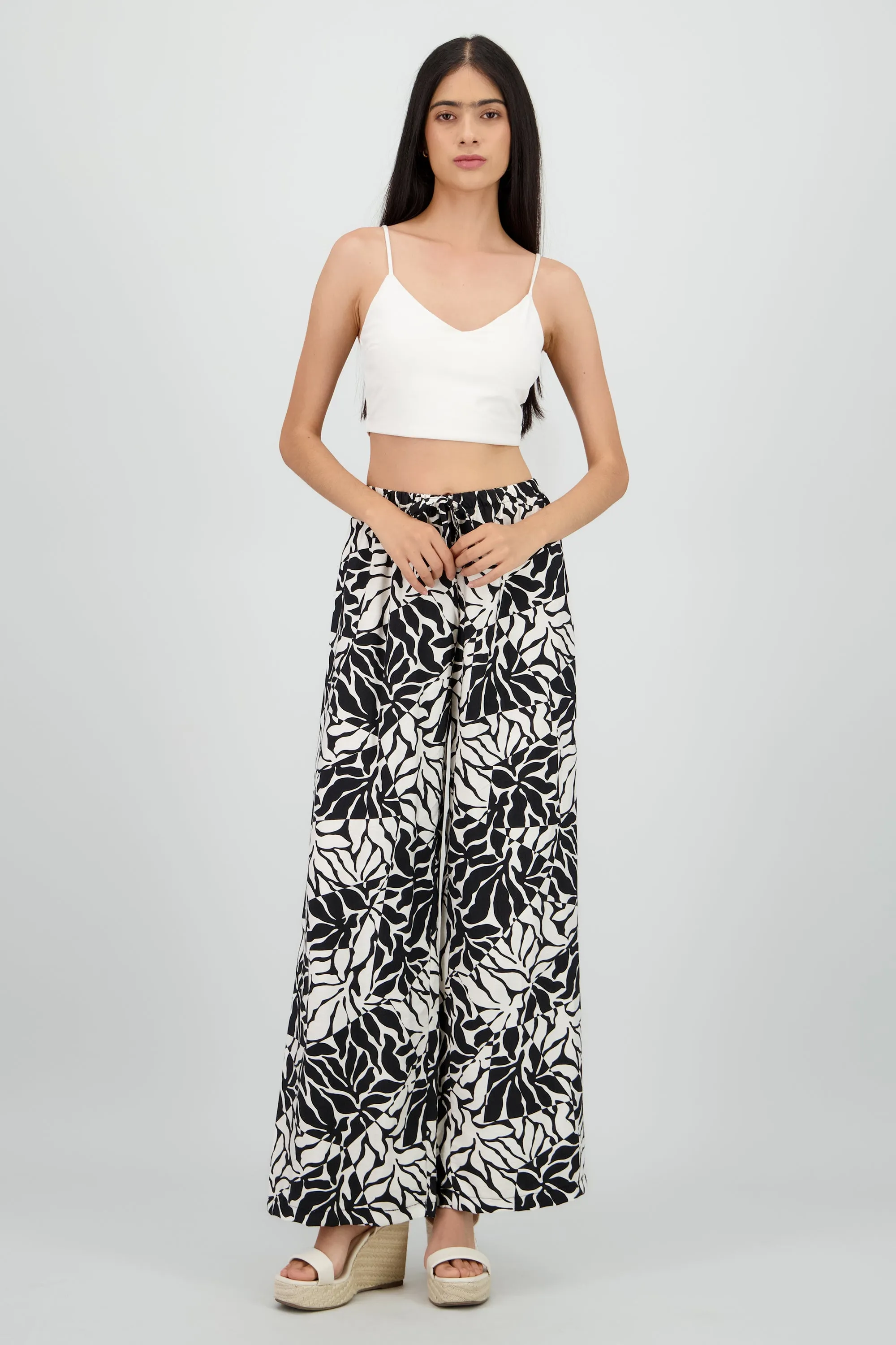 Pantalon amplio estampado flores sold by Shasa