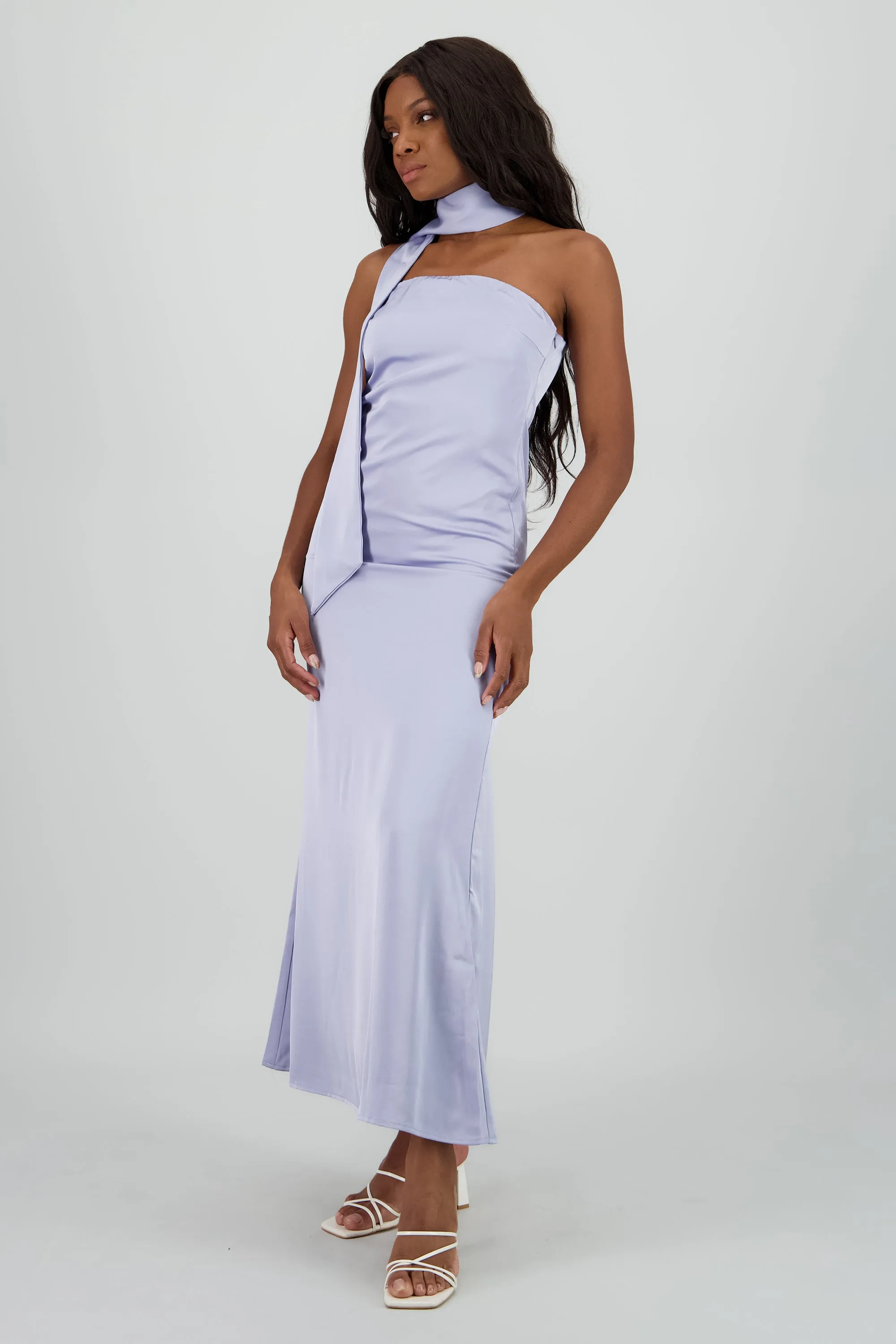 Vestido maxi satin strapless con bufanda sold by Shasa