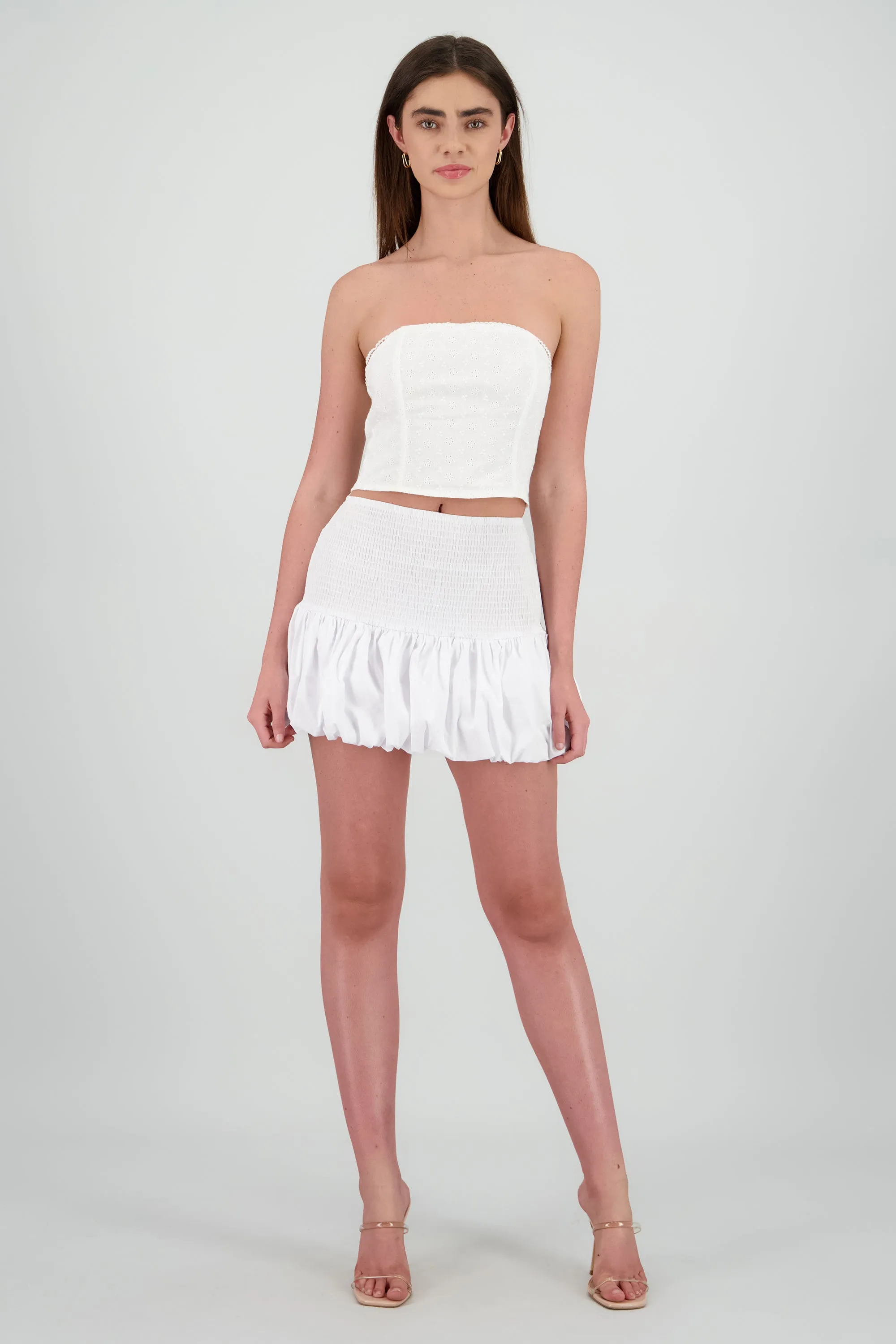 Falda mini globo con detalle de smock en pretina sold by Shasa