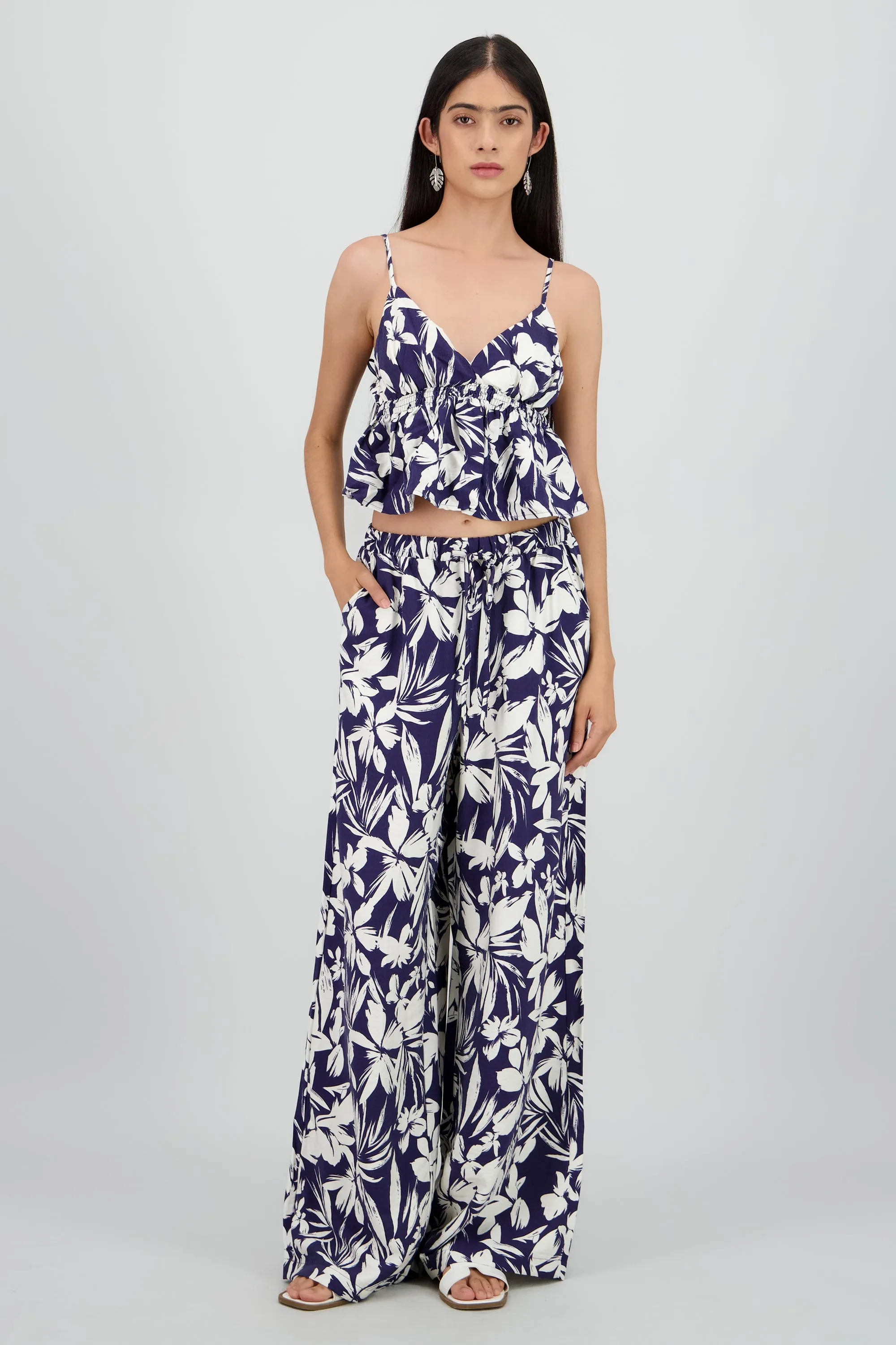 Pantalon amplio estampado sold by Shasa