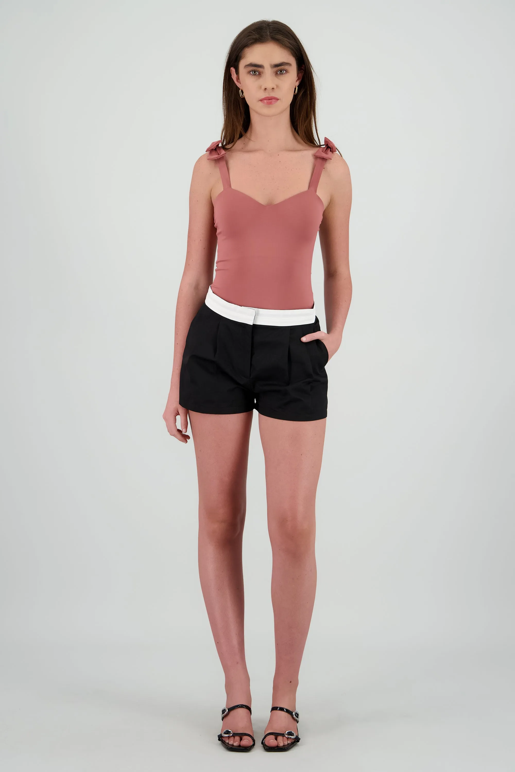 Shorts con pinzas doble pretina sold by Shasa