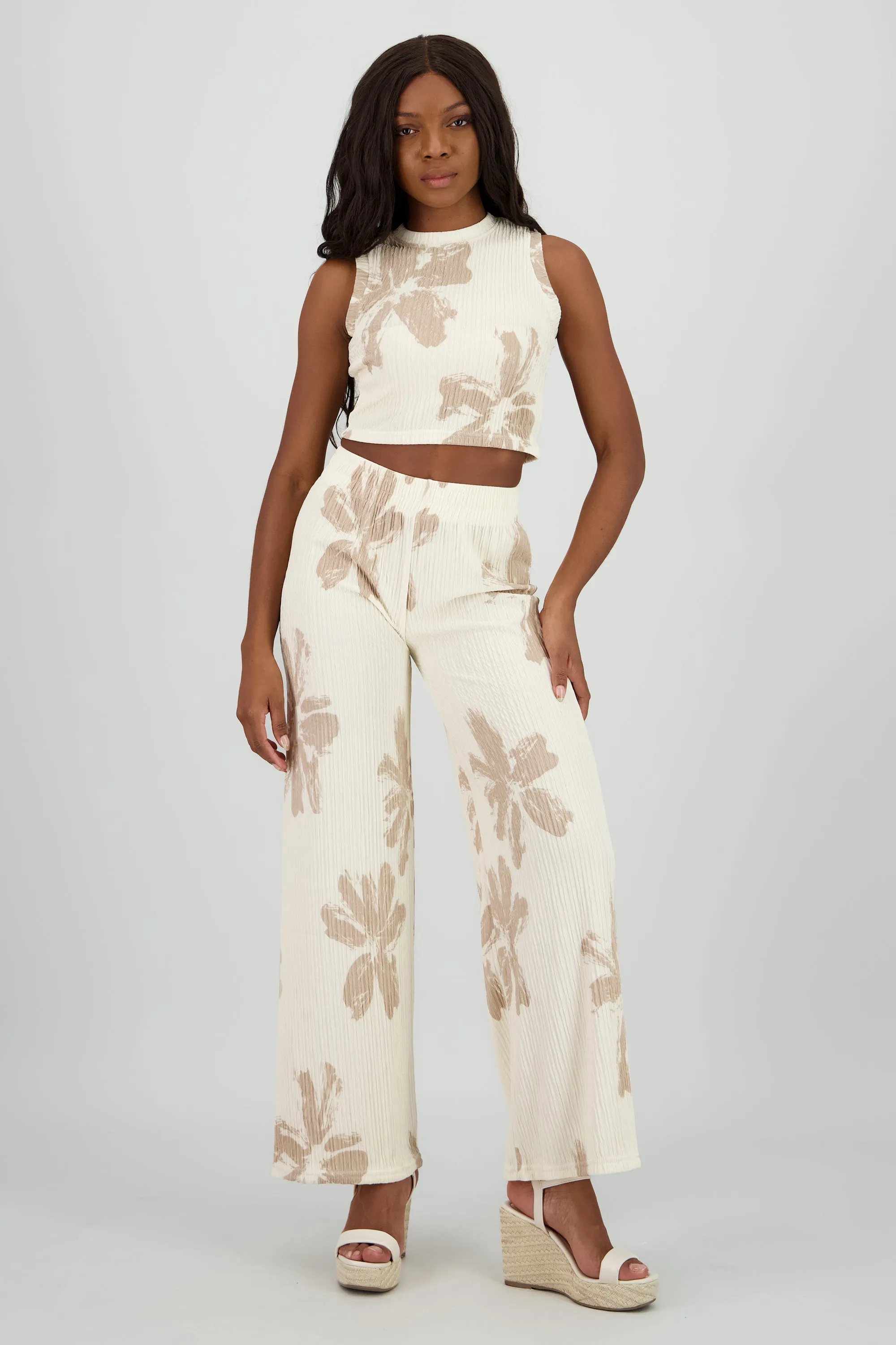 Pantalon amplio textura flores sold by Shasa