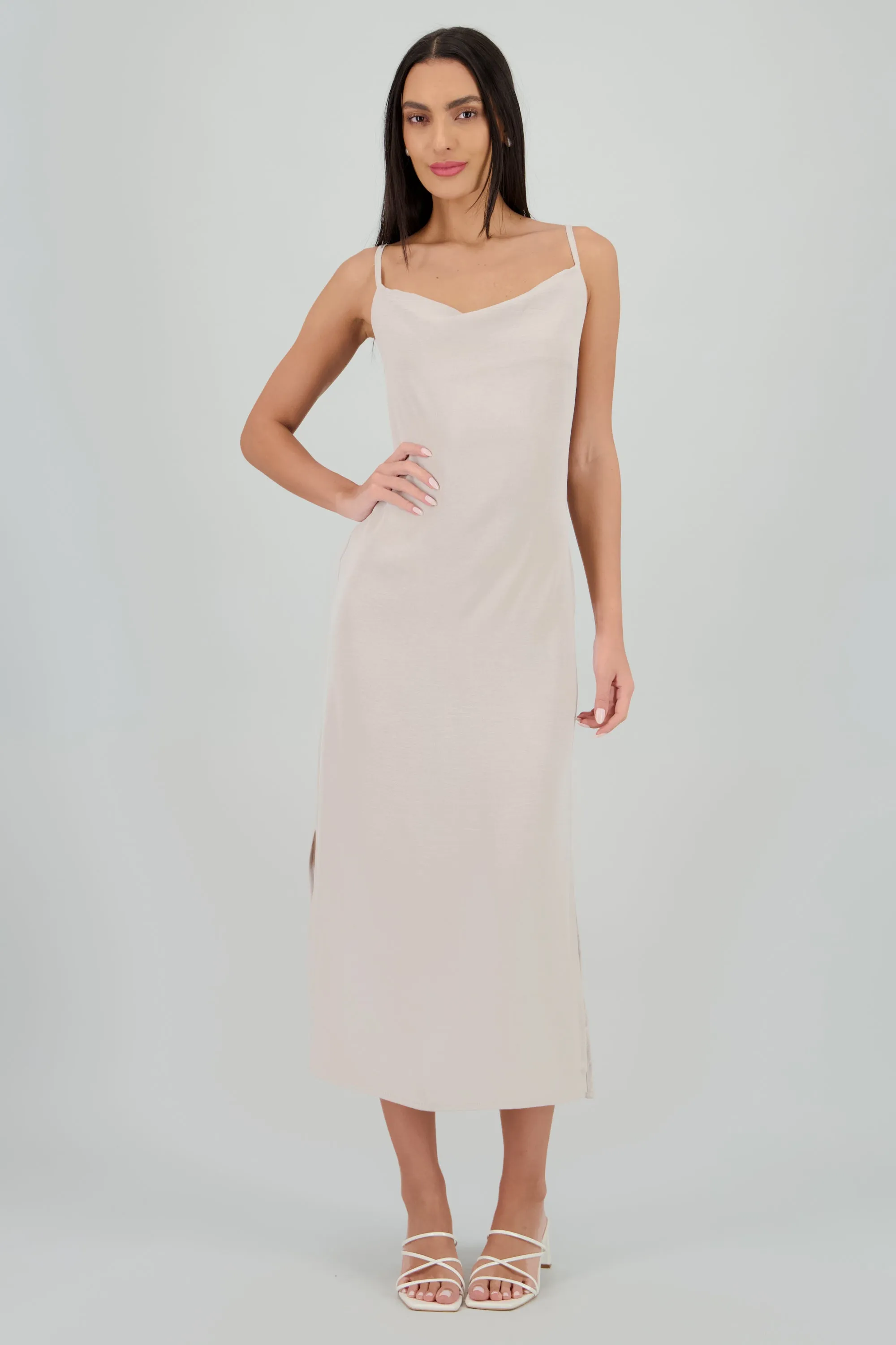 Vestido maxi fluido con tirantes sold by Shasa