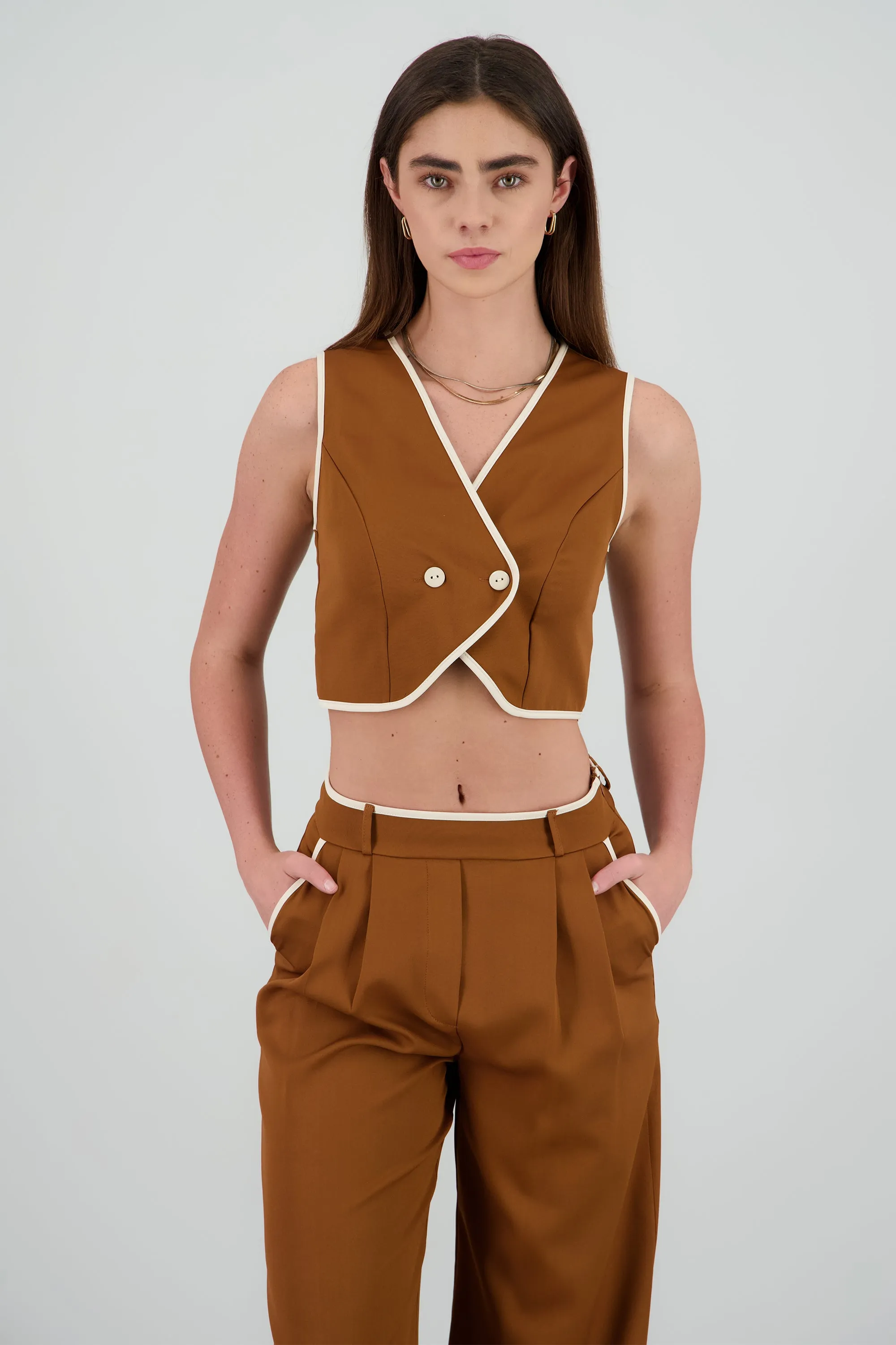 Chaleco detalle contraste cruzado 2 botones Hyp sold by Shasa