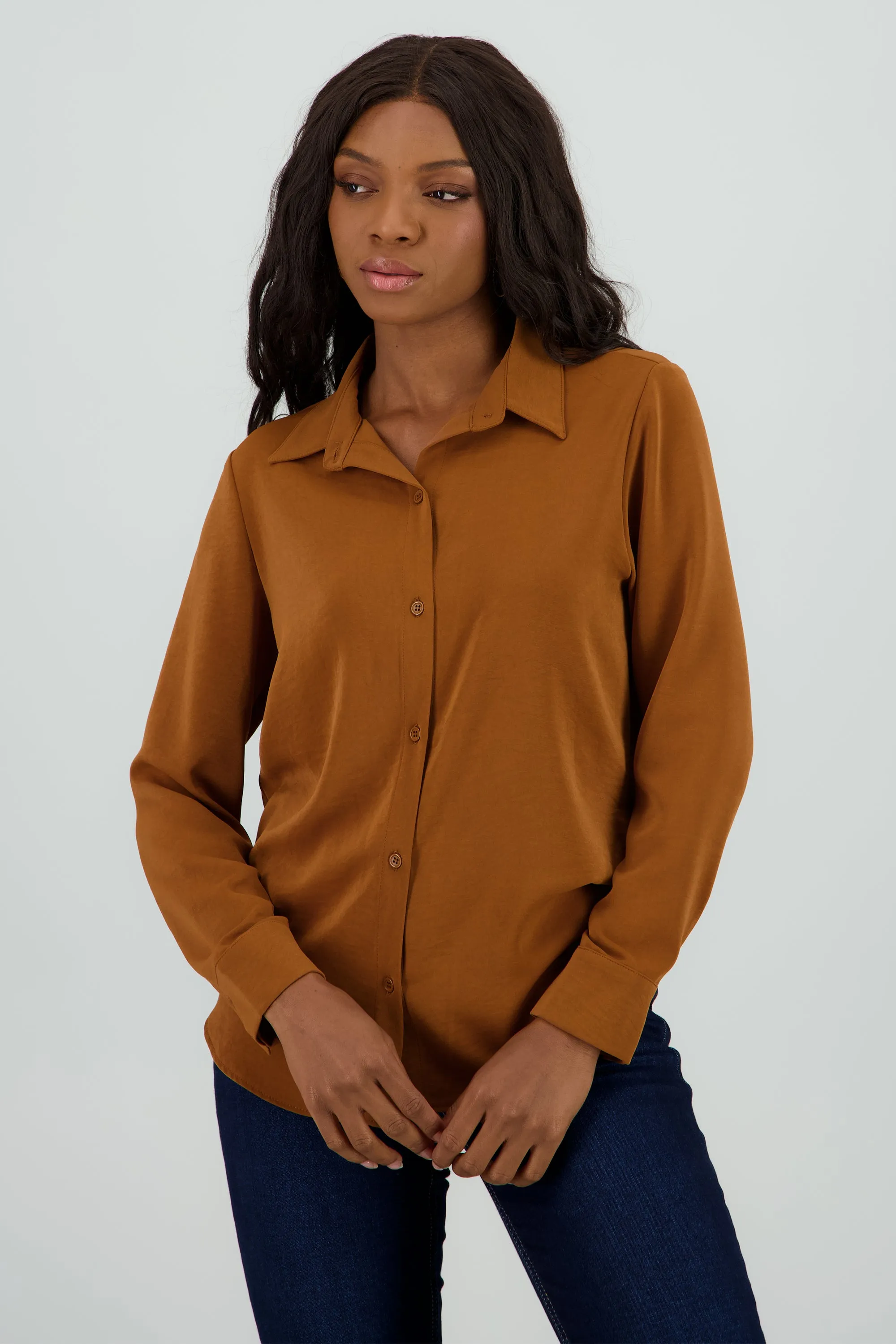 Camisa lisa manga larga botones sold by Shasa